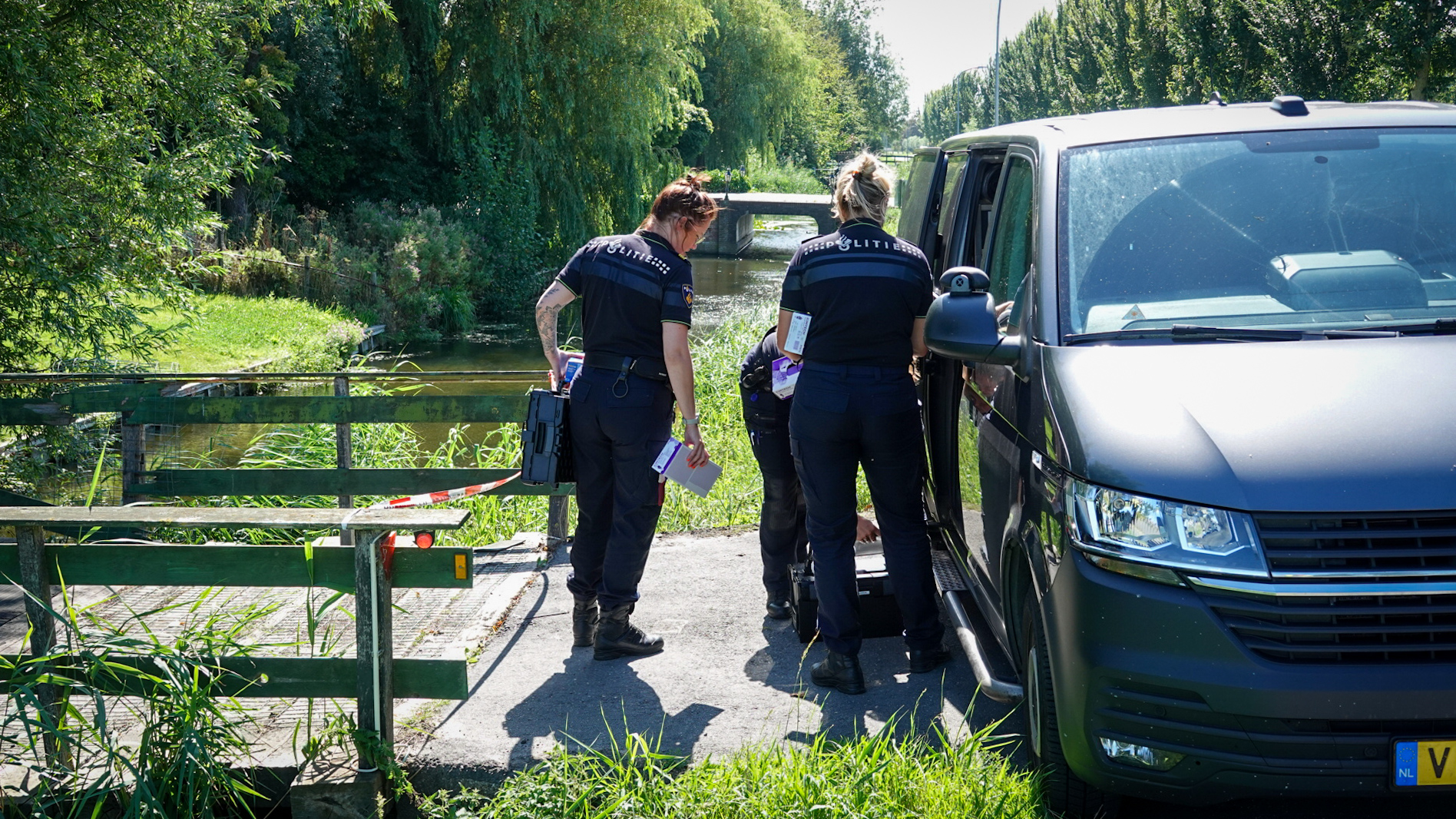 Foto update: overleden persoon bij woning Hoogwoud, recherche doet onderzoek