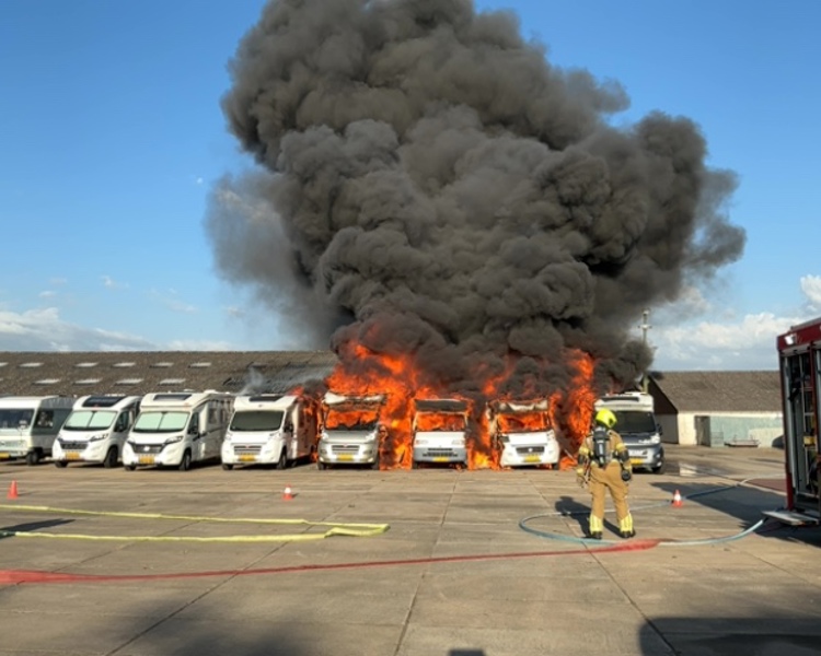Zeer grote uitslaande brand in meerdere campers bij camperstalling