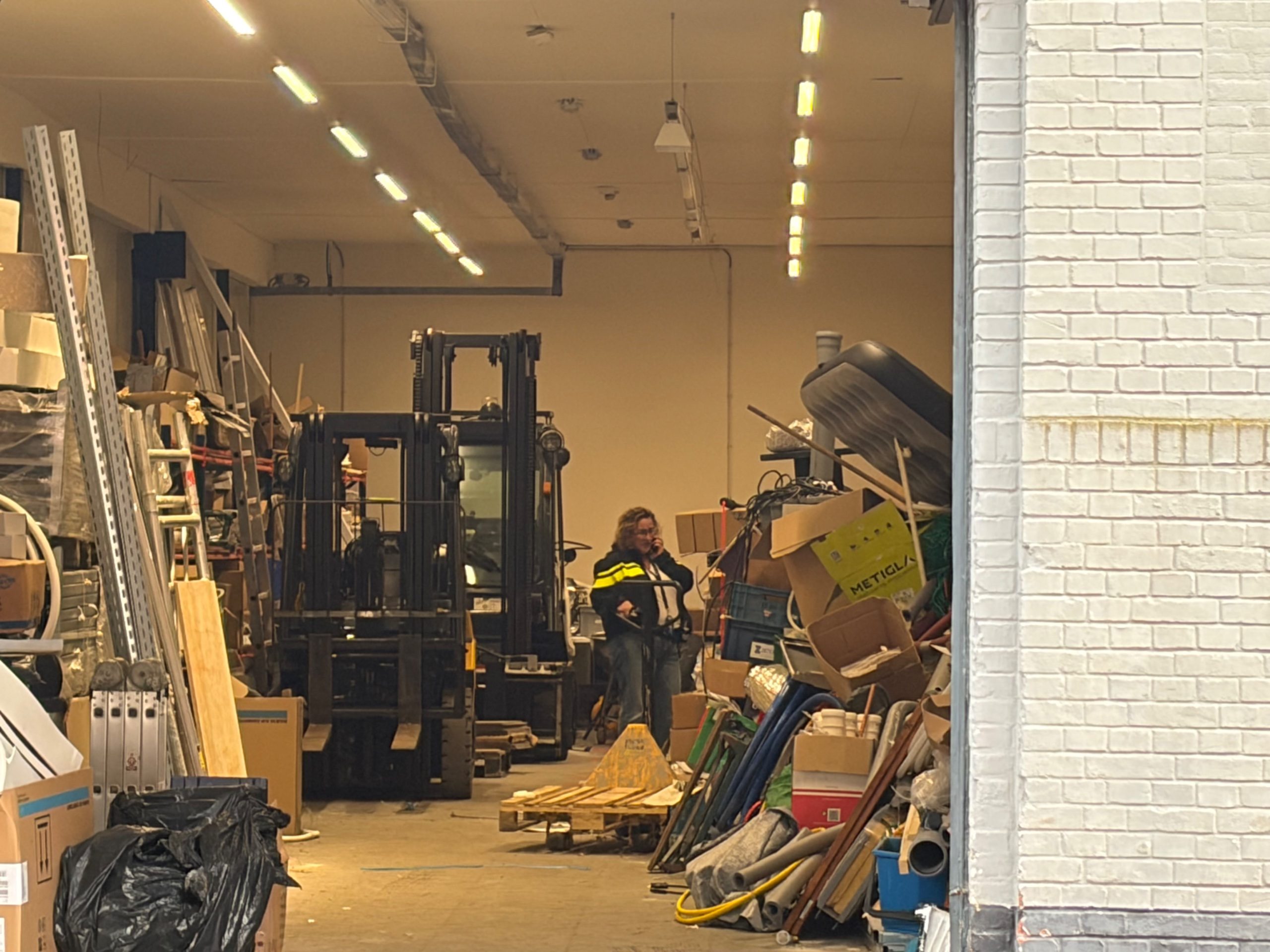 Explosie, hevige brand en twee drugslabs ontdekt in IJsselmuiden en Enschede