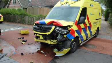 Ambulance zwaar beschadigd na ongeval met personenauto