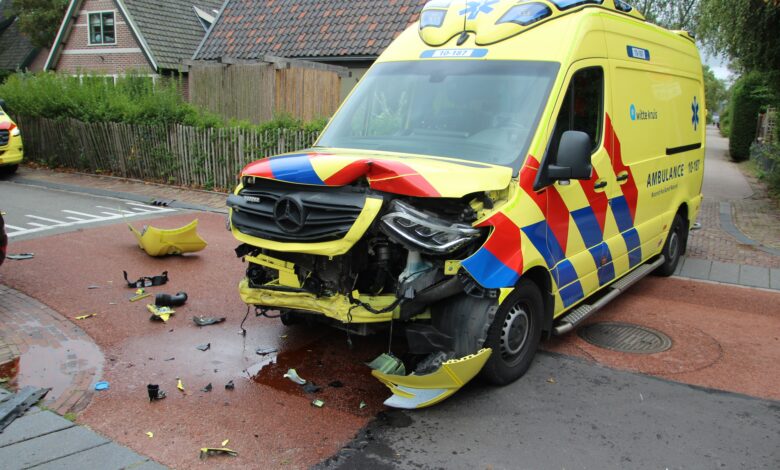 Ambulance zwaar beschadigd na ongeval met personenauto