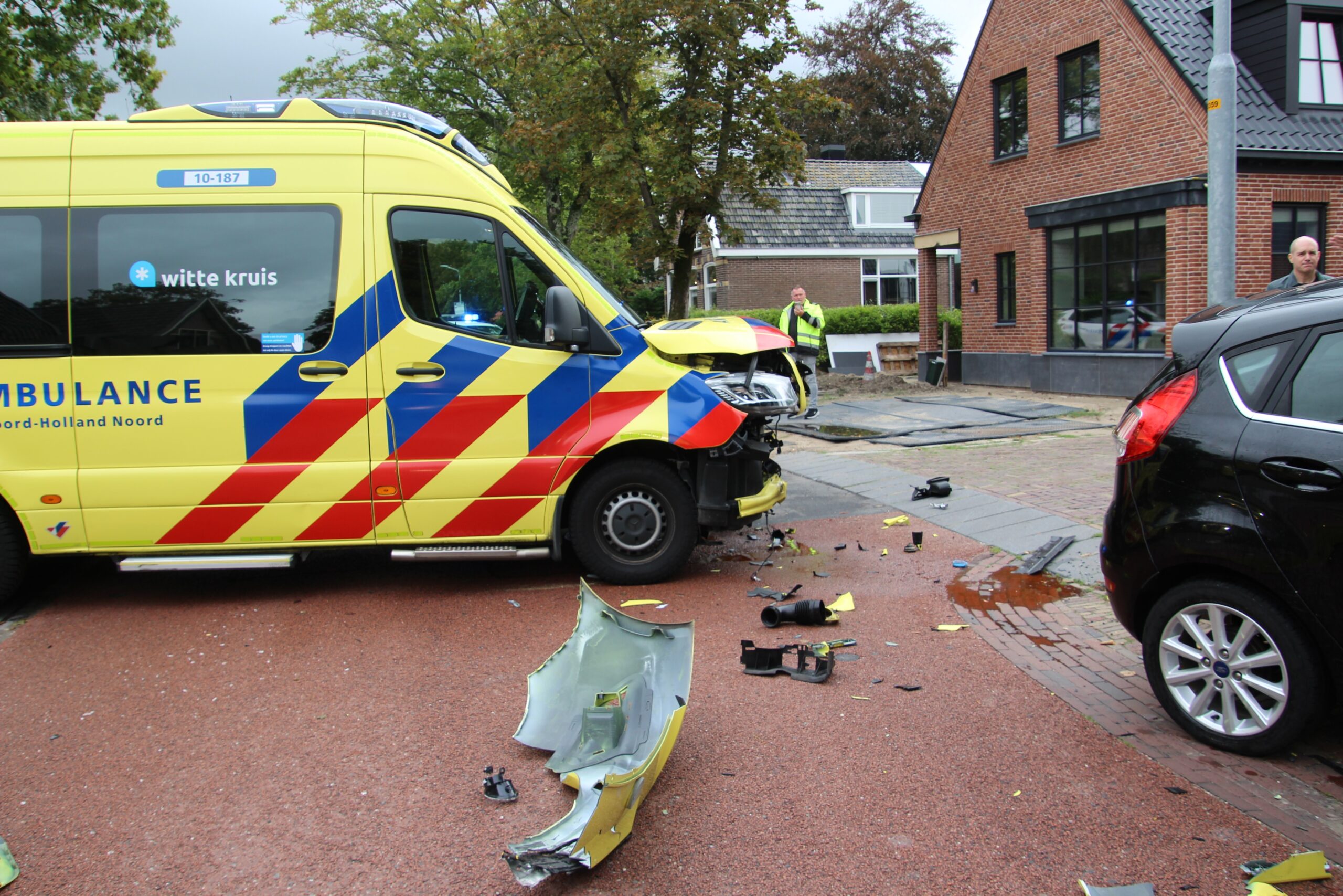 Ambulance zwaar beschadigd na ongeval met personenauto
