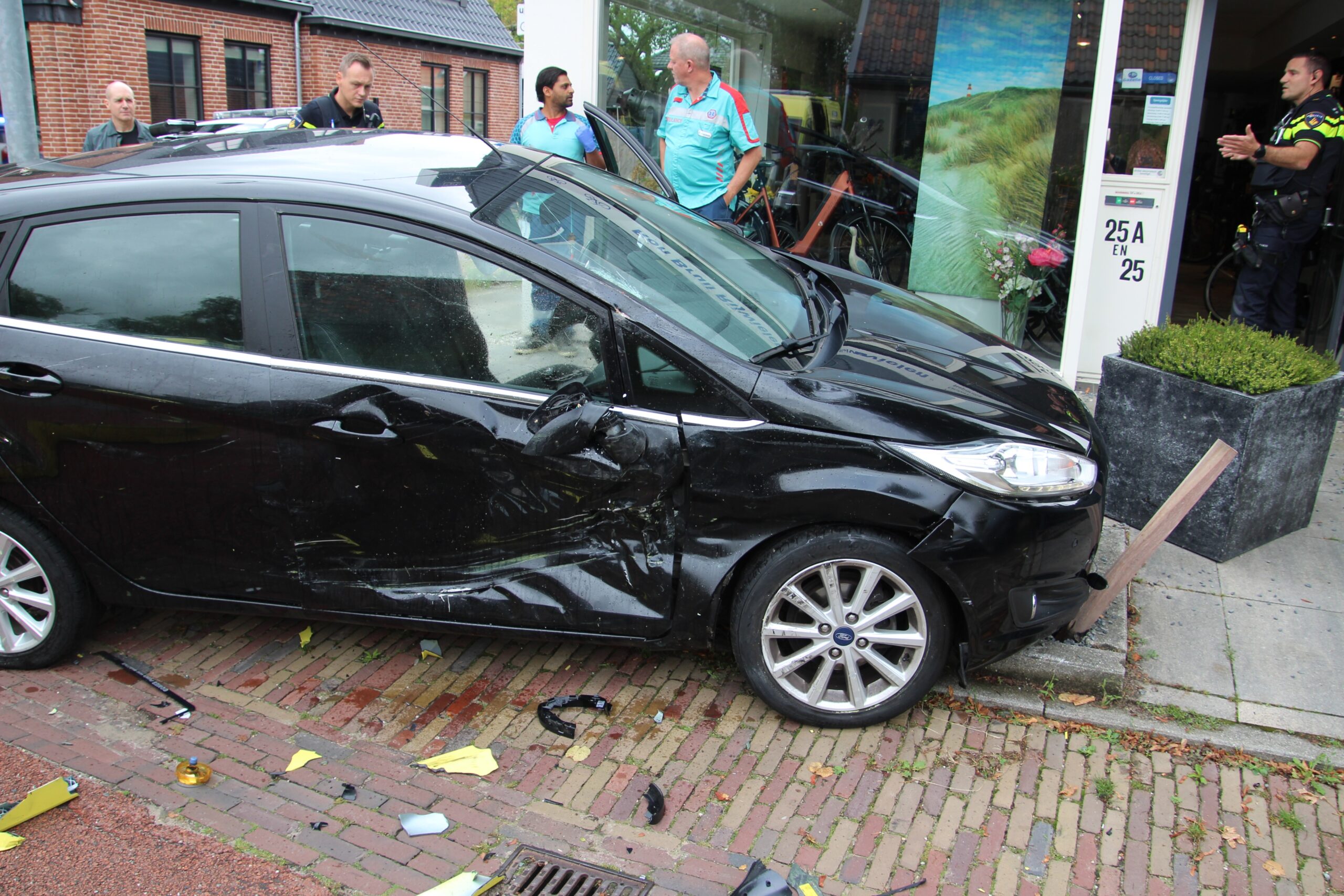 Ambulance zwaar beschadigd na ongeval met personenauto