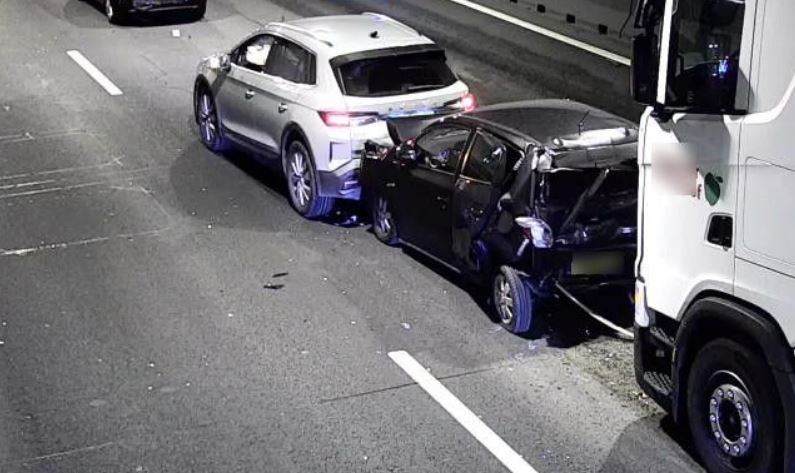 Noordtunnel A15 dicht na fors ongeval met meerdere voertuigen
