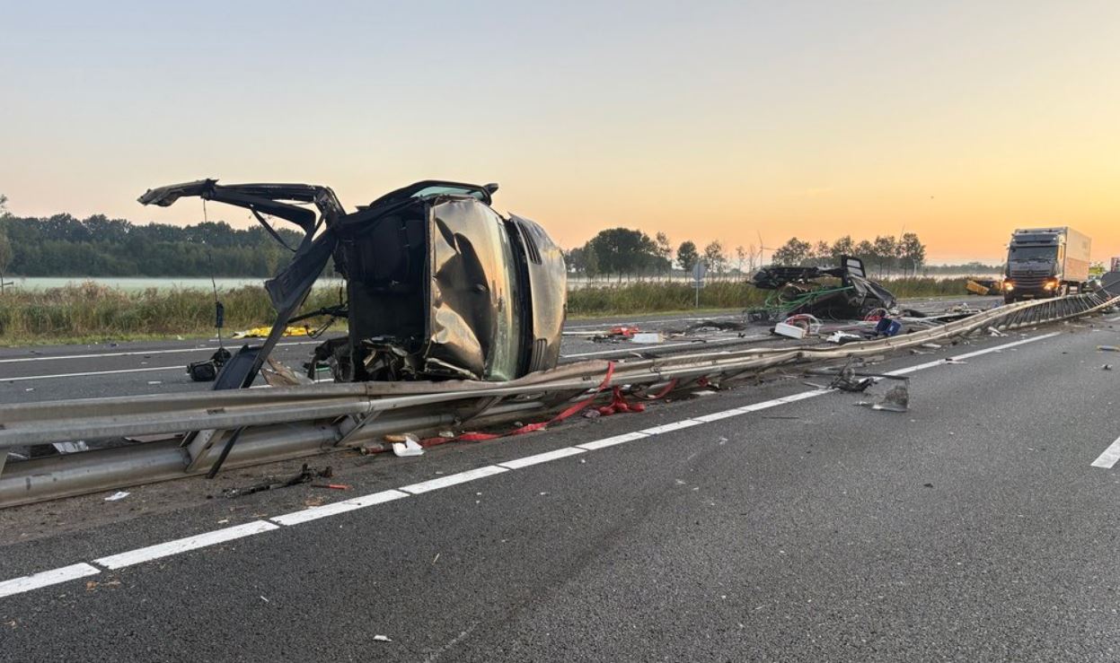 Snelweg A28 bij Wezep weer deels open na heftig ongeval met touringcar en 16 gewonden