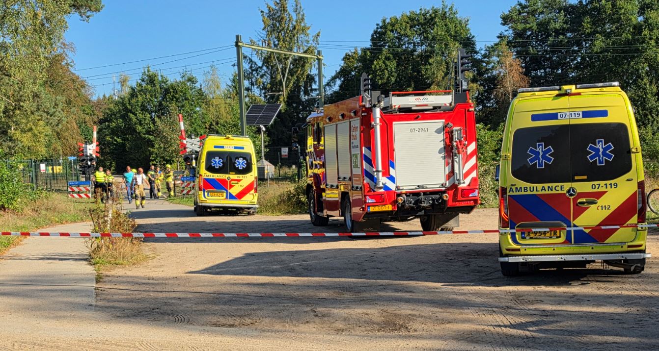 Aanrijding met trein op spoorwegovergang; treinverkeer tot 12:00 uur stilgelegd