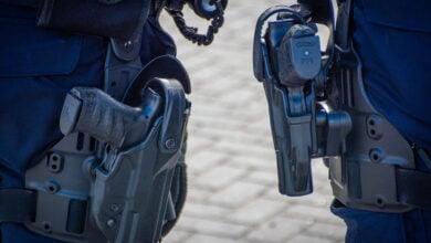Politie wapen in holster (Stock)