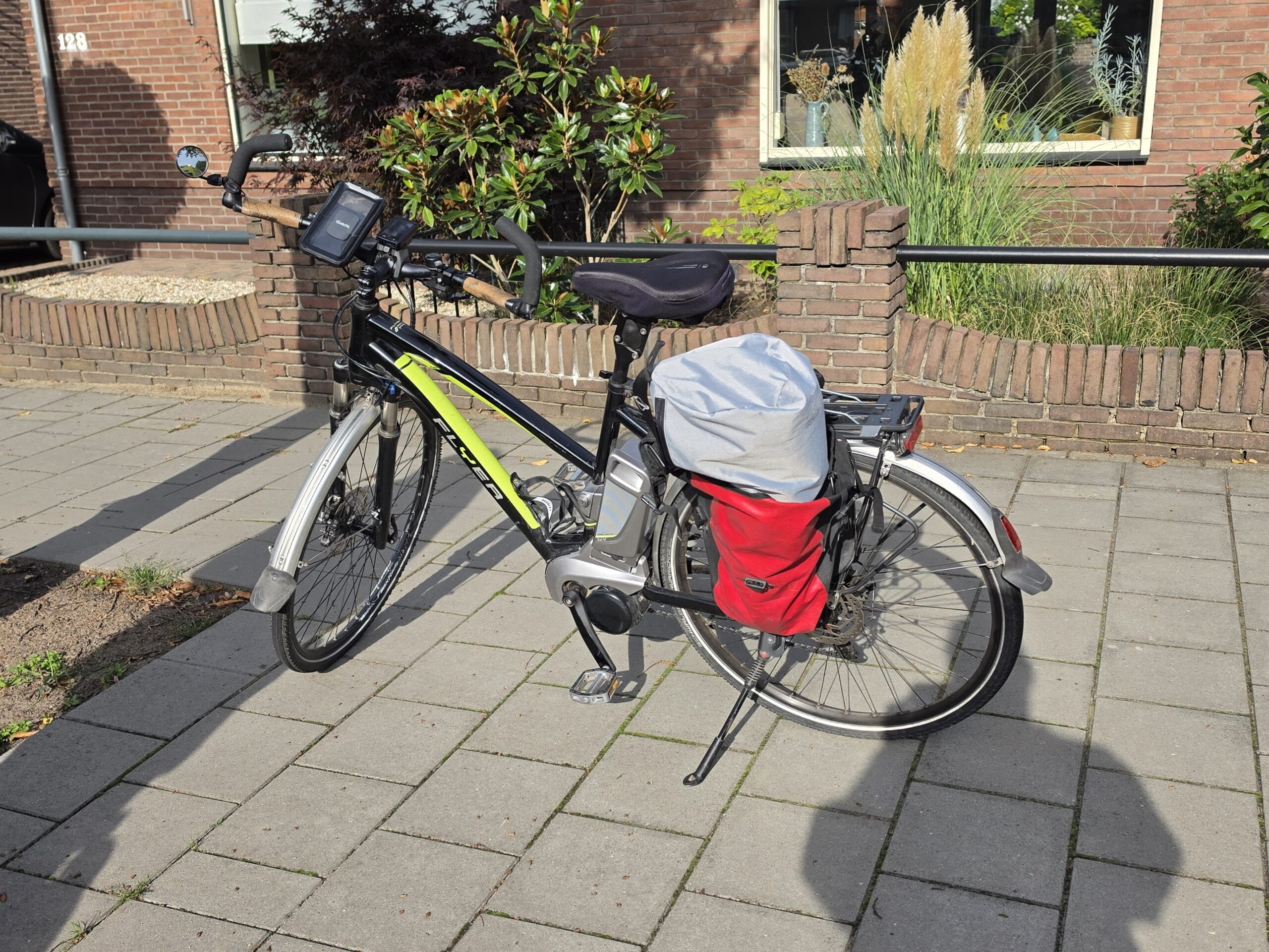 Vrouw valt van fiets, traumateam opgeroepen.