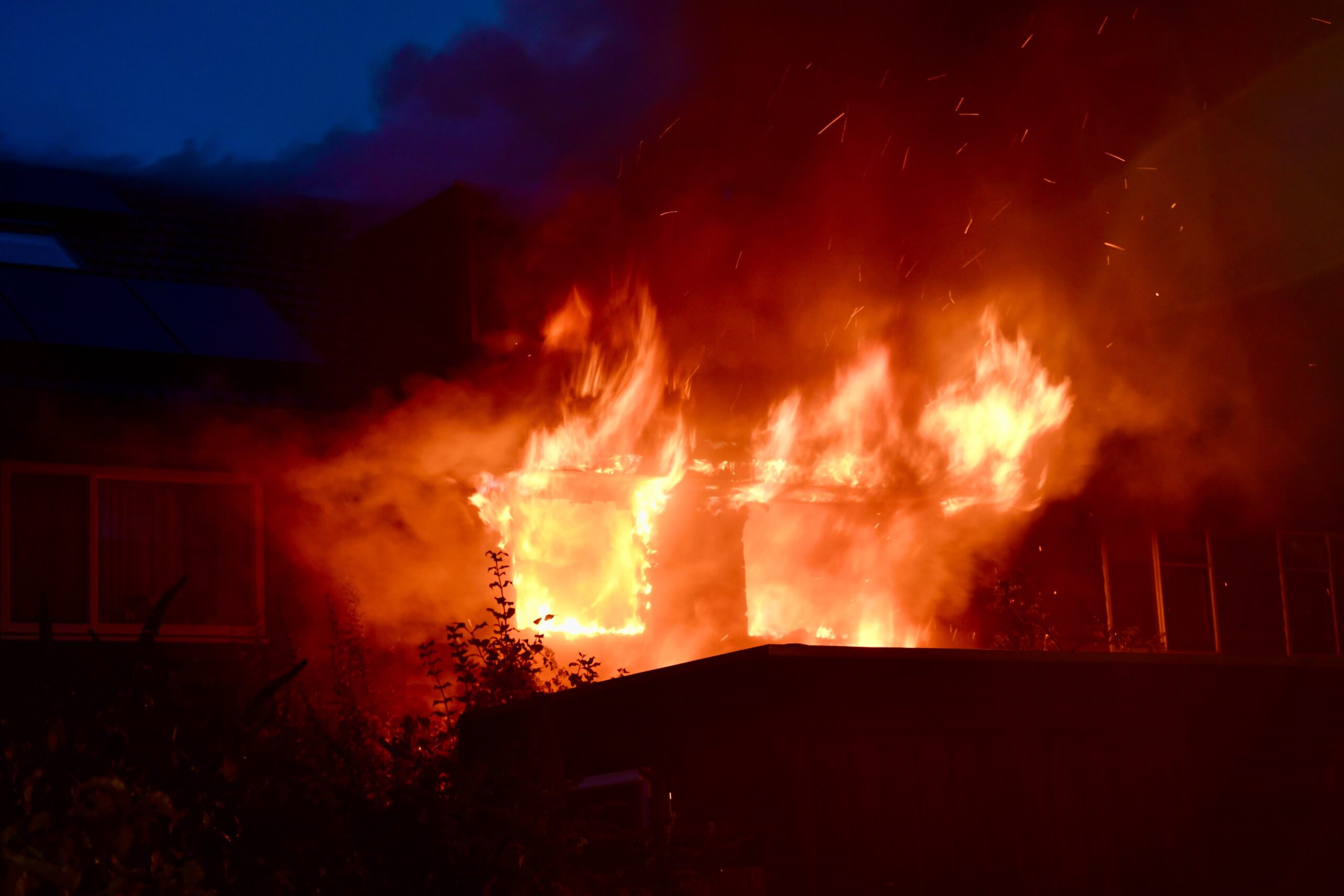 Zeer grote uitslaande woningbrand aan Paardenweide in Zwaag