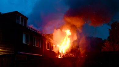 Zeer grote uitslaande woningbrand aan Paardenweide in Zwaag