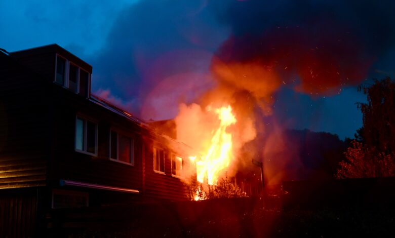 Zeer grote uitslaande woningbrand aan Paardenweide in Zwaag