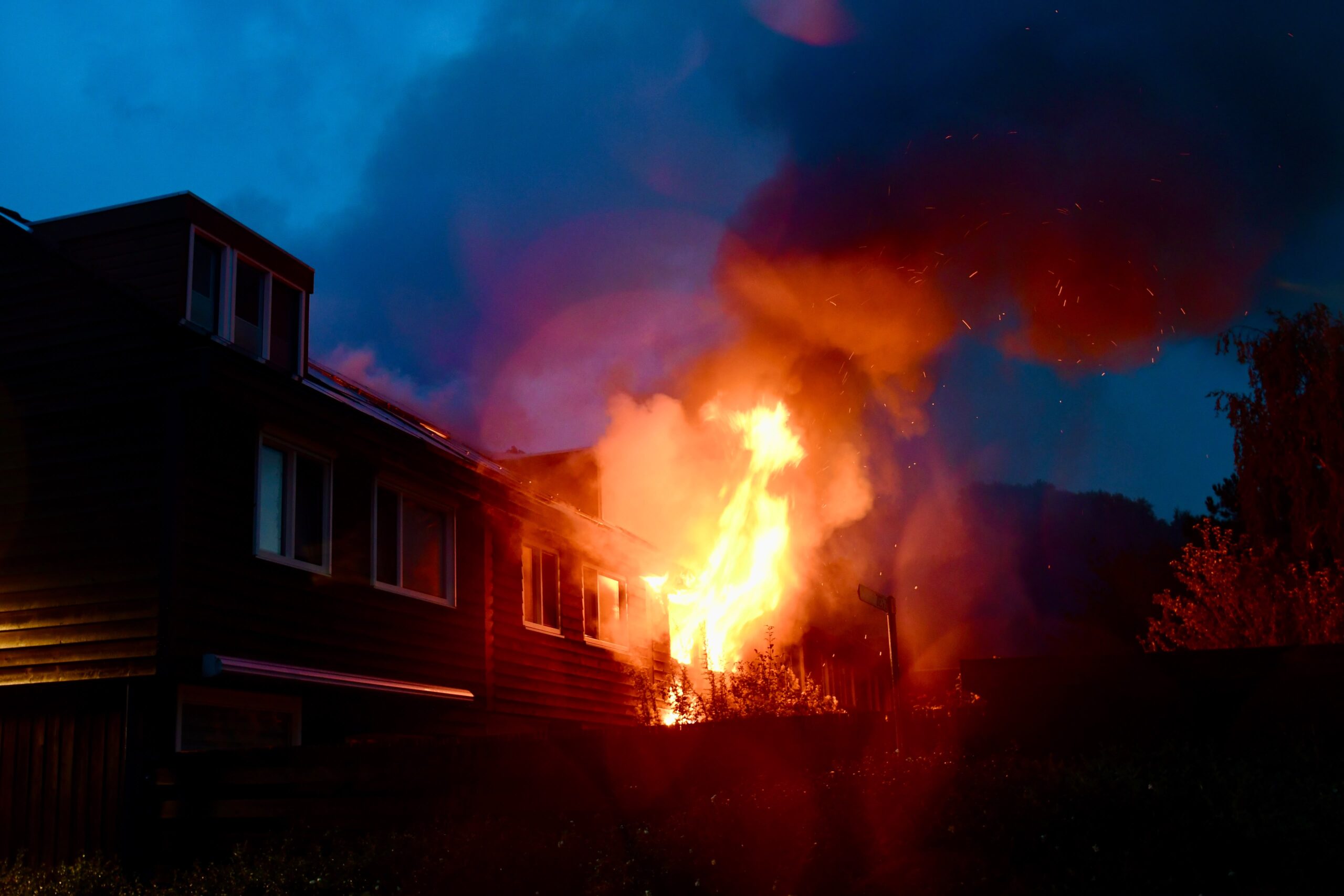 Zeer grote uitslaande woningbrand aan Paardenweide in Zwaag