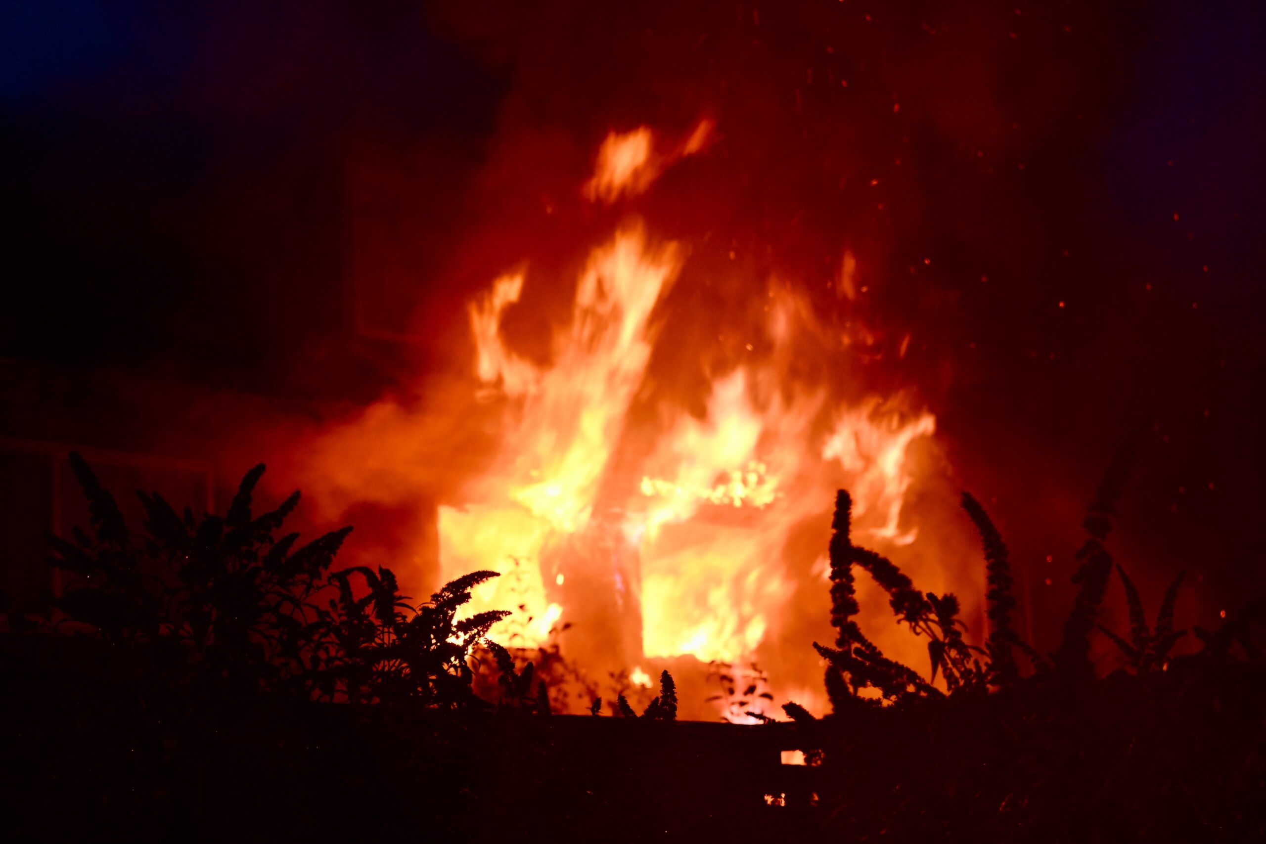 Zeer grote uitslaande woningbrand aan Paardenweide in Zwaag