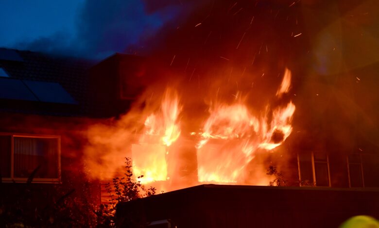 Zeer grote uitslaande woningbrand aan Paardenweide in Zwaag