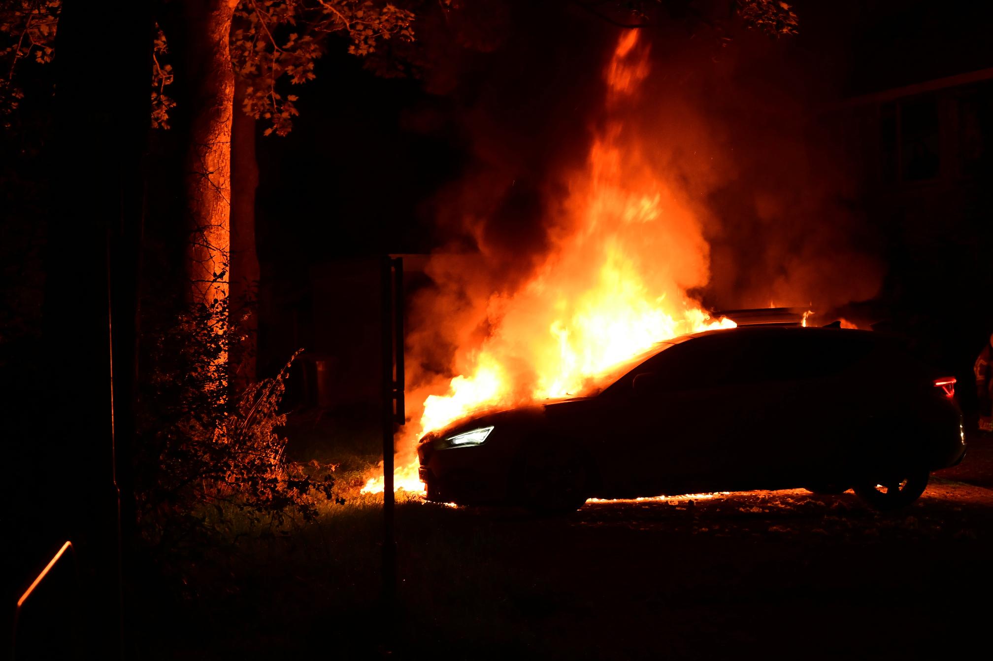 Twee auto's beschadigd door autobrand aan de Waterkers in Hoorn