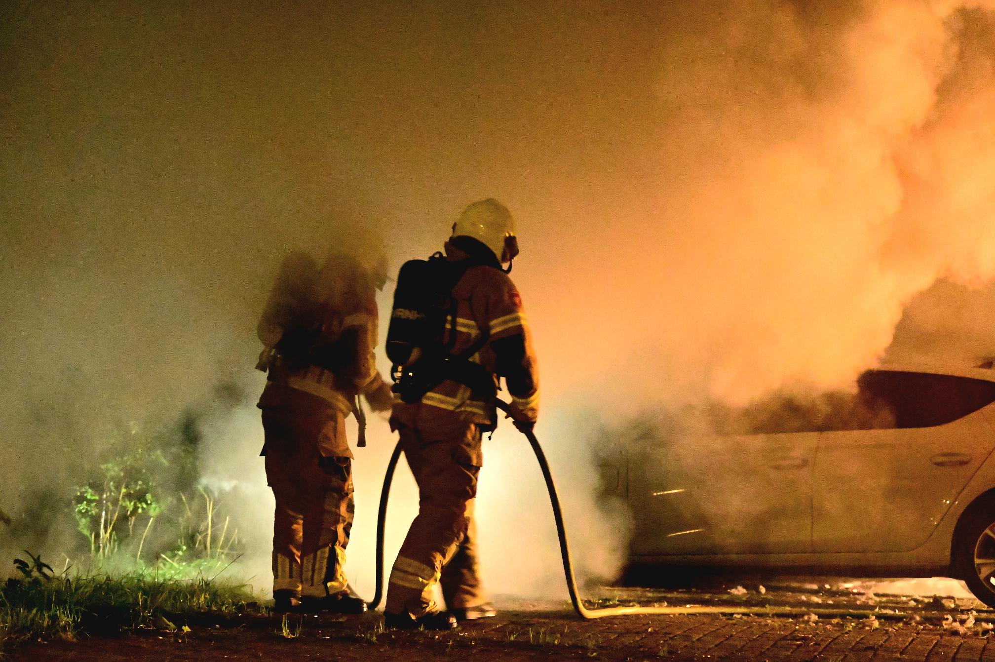 Twee auto's beschadigd door autobrand aan de Waterkers in Hoorn