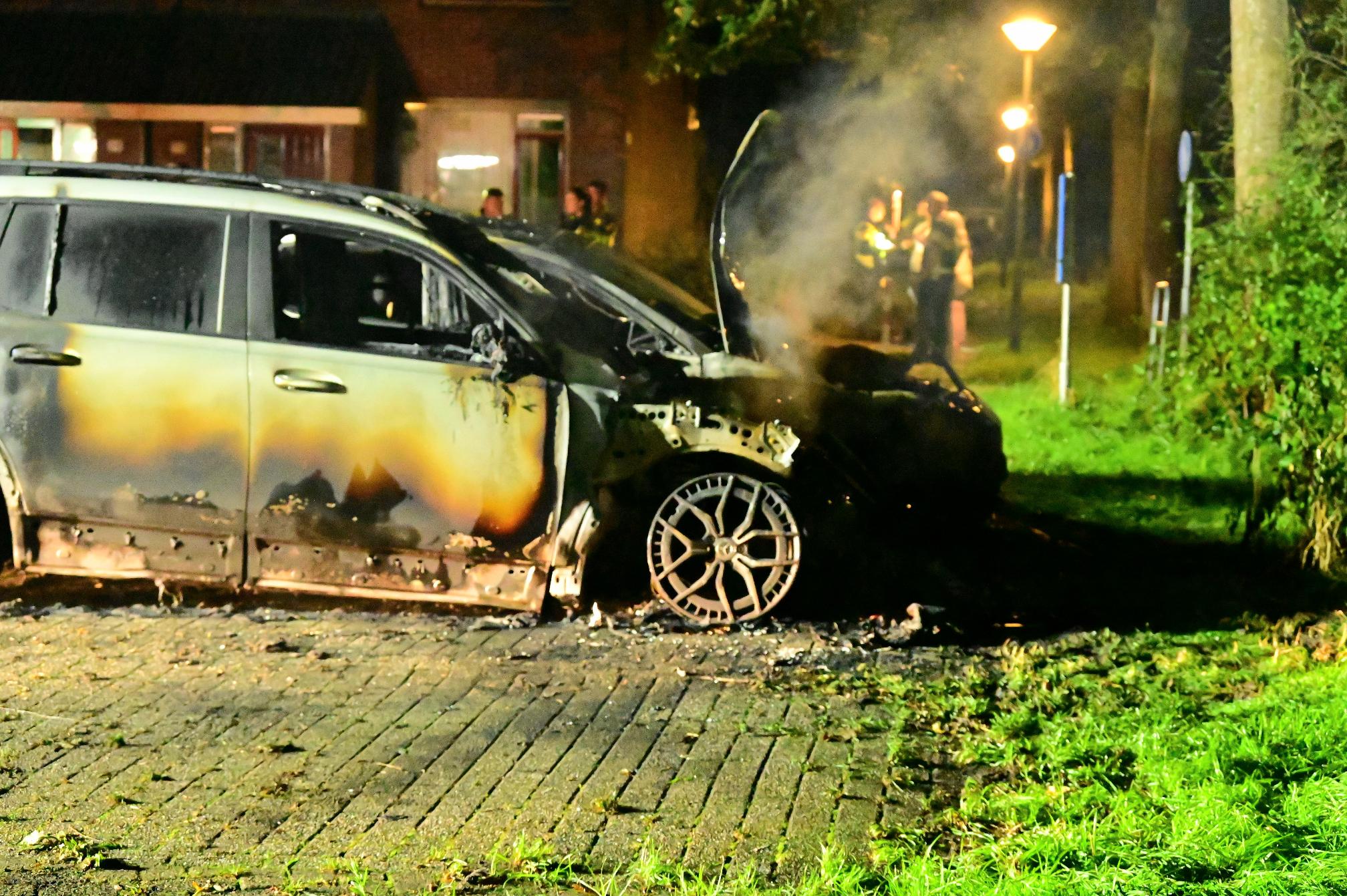Twee auto's beschadigd door autobrand aan de Waterkers in Hoorn