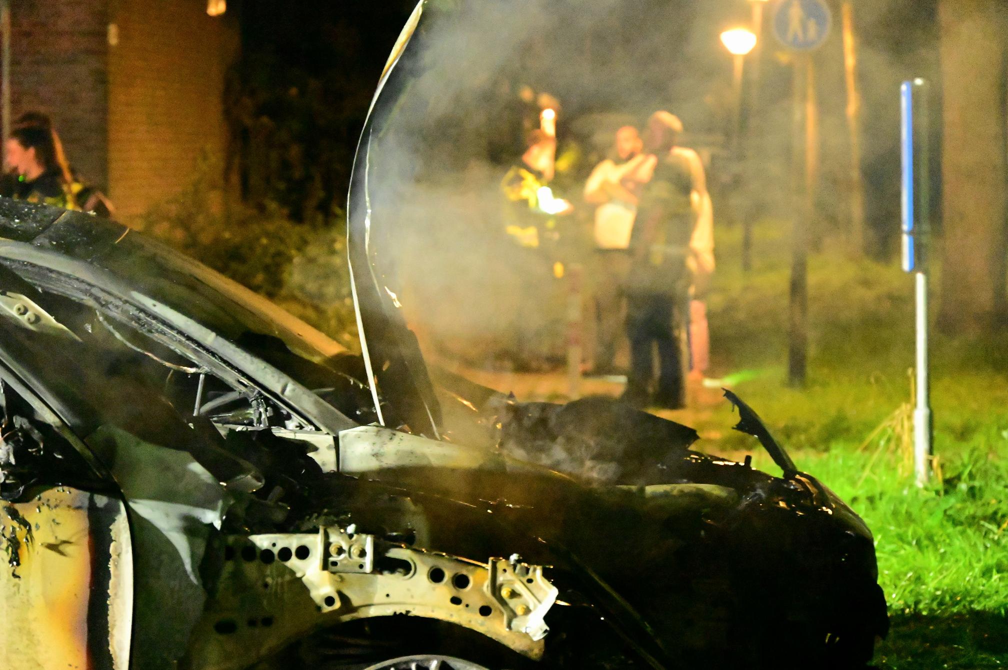Twee auto's beschadigd door autobrand aan de Waterkers in Hoorn