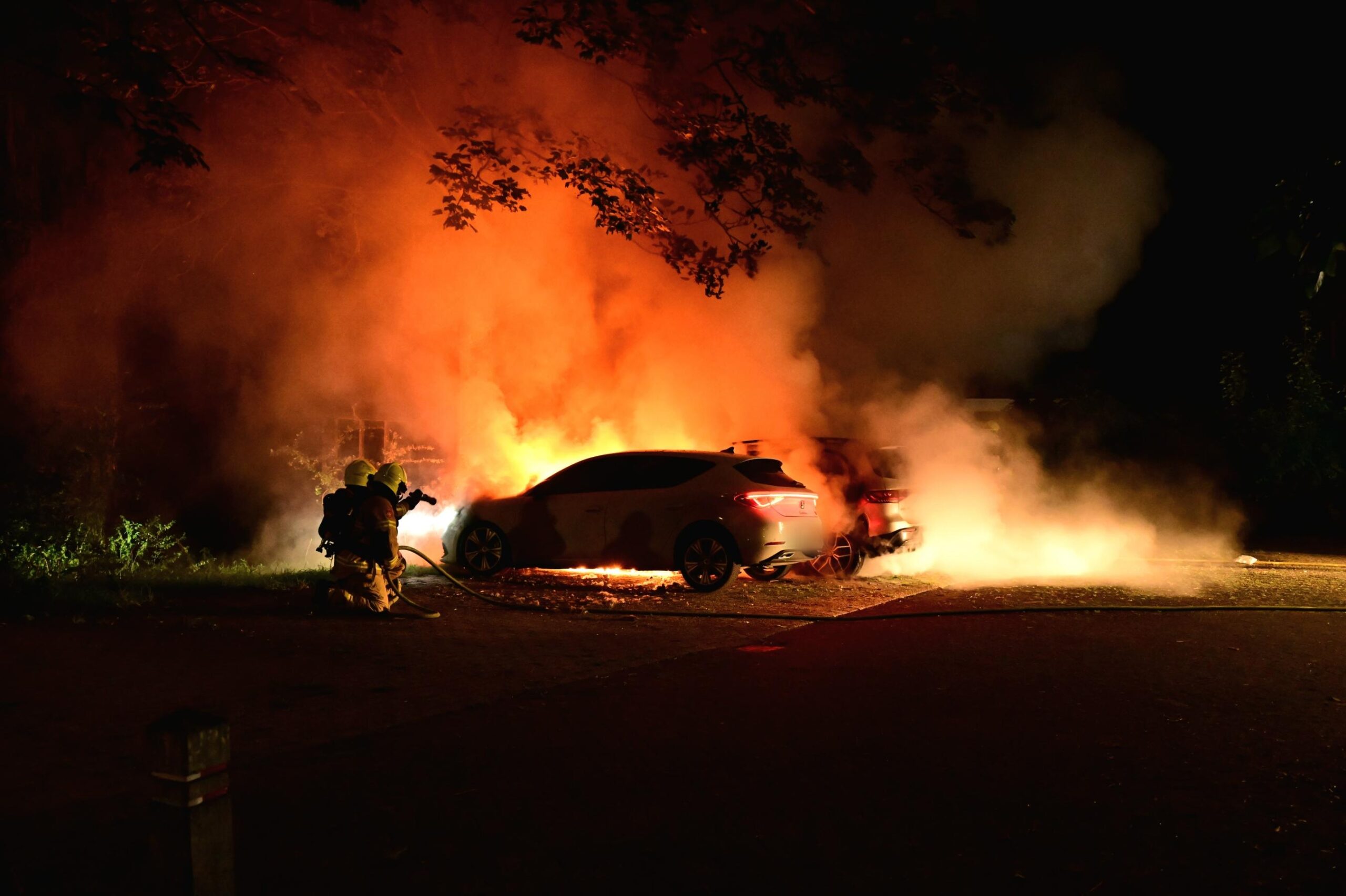 Twee auto's beschadigd door autobrand aan de Waterkers in Hoorn
