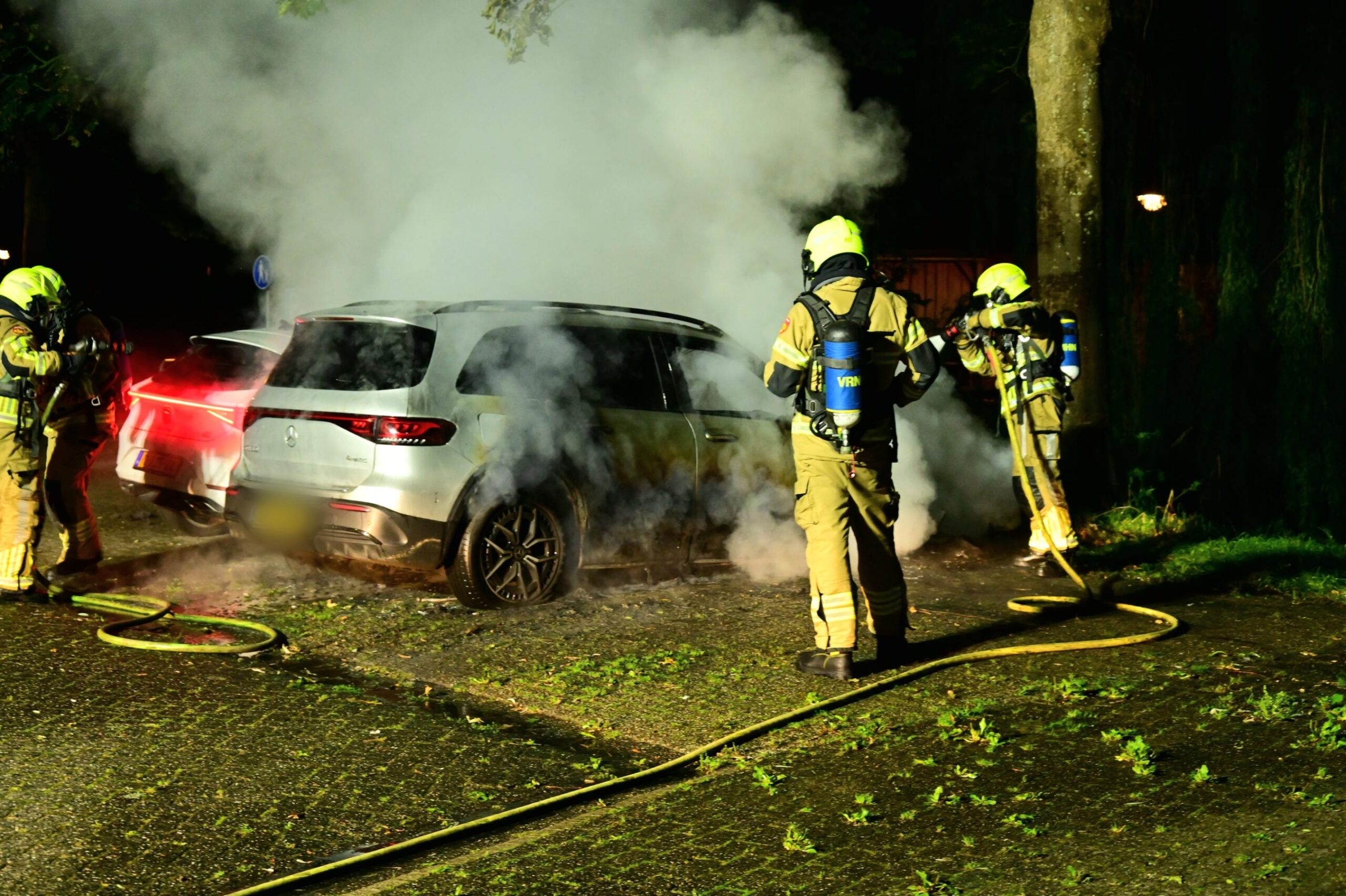 Twee auto's beschadigd door autobrand aan de Waterkers in Hoorn