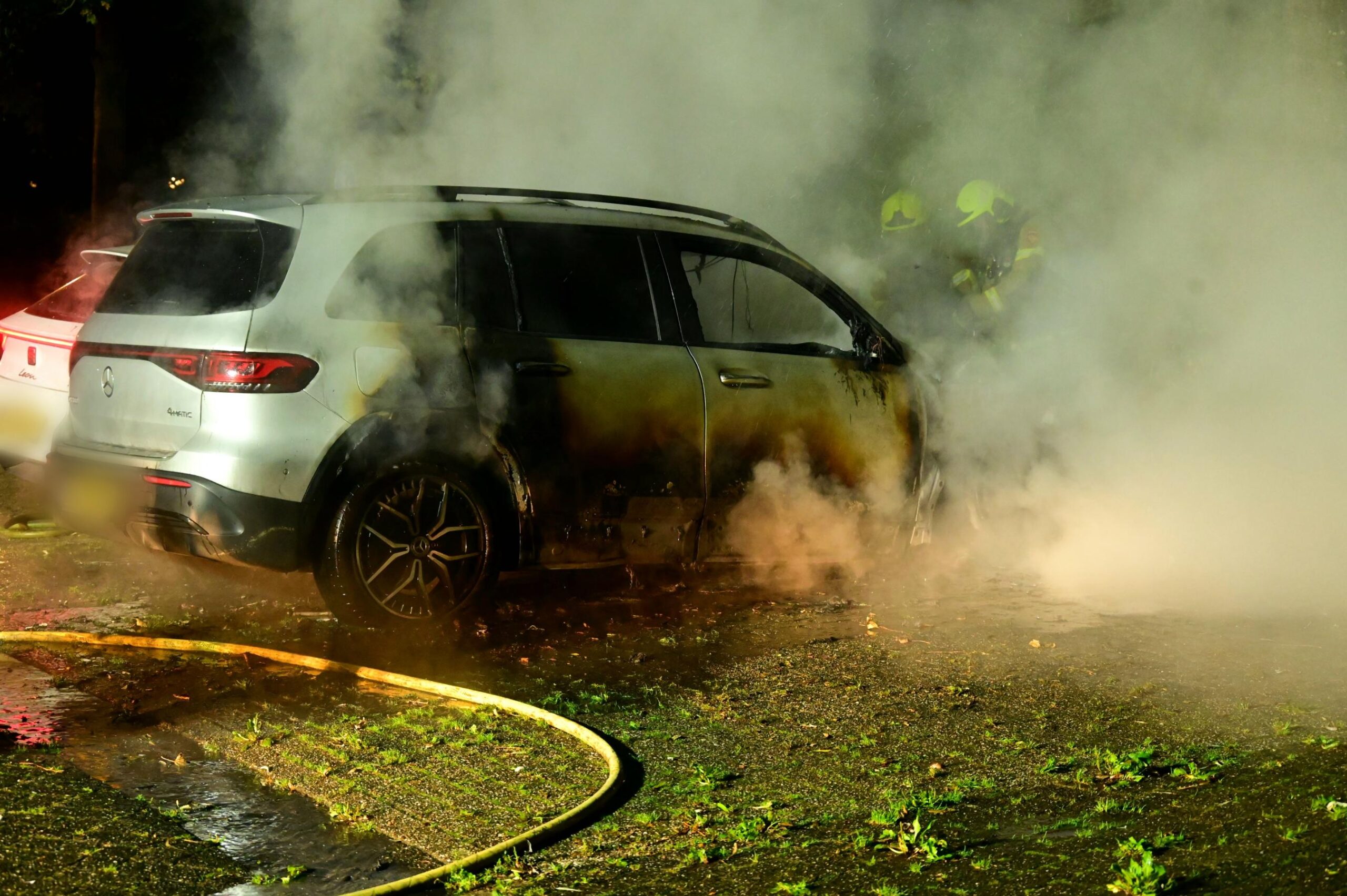 Twee auto's beschadigd door autobrand aan de Waterkers in Hoorn