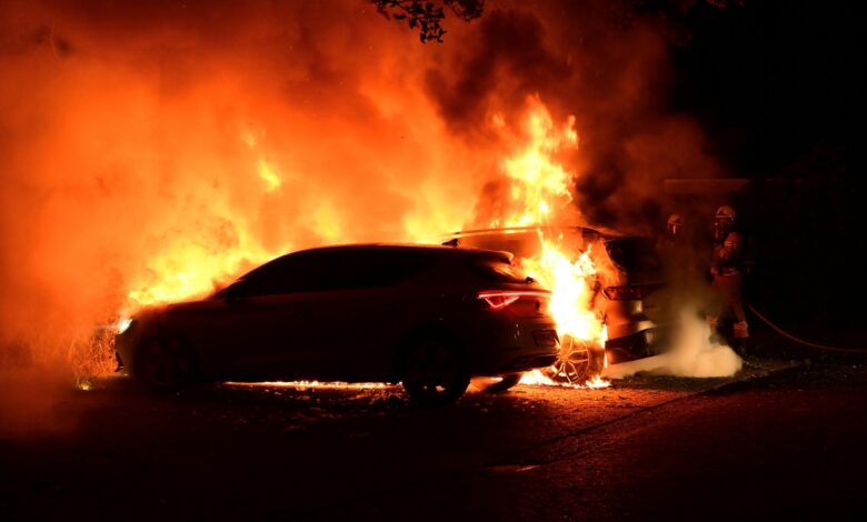 Twee auto's beschadigd door autobrand aan de Waterkers in Hoorn