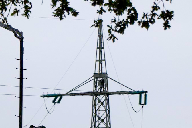 Foto update Man zit al uren boven in zendmast Beek Limburg arrestatieteam aanwezig