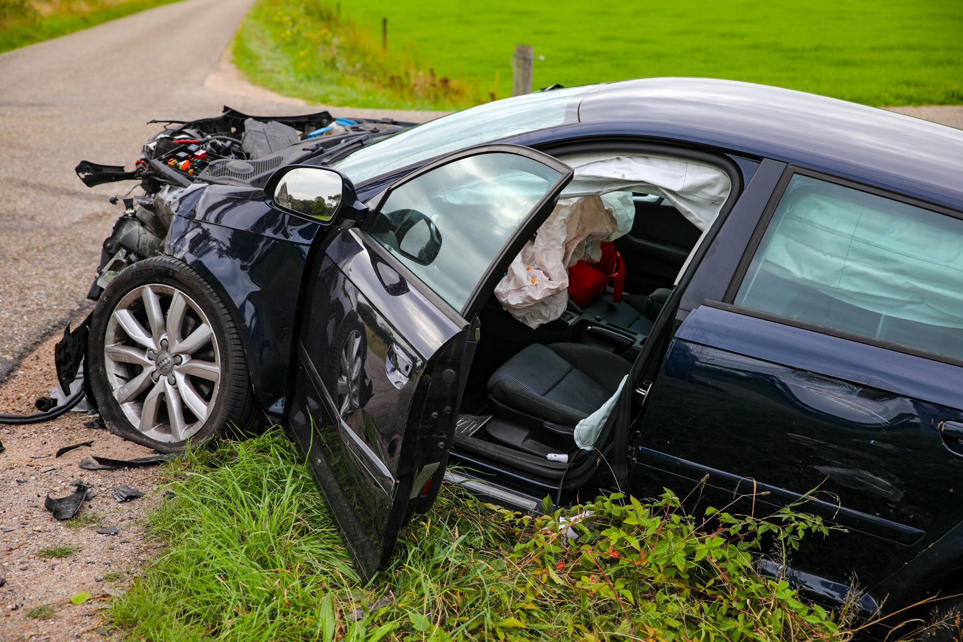 Zware botsing in Klarenbeek auto op de kop in weiland twee gewonden