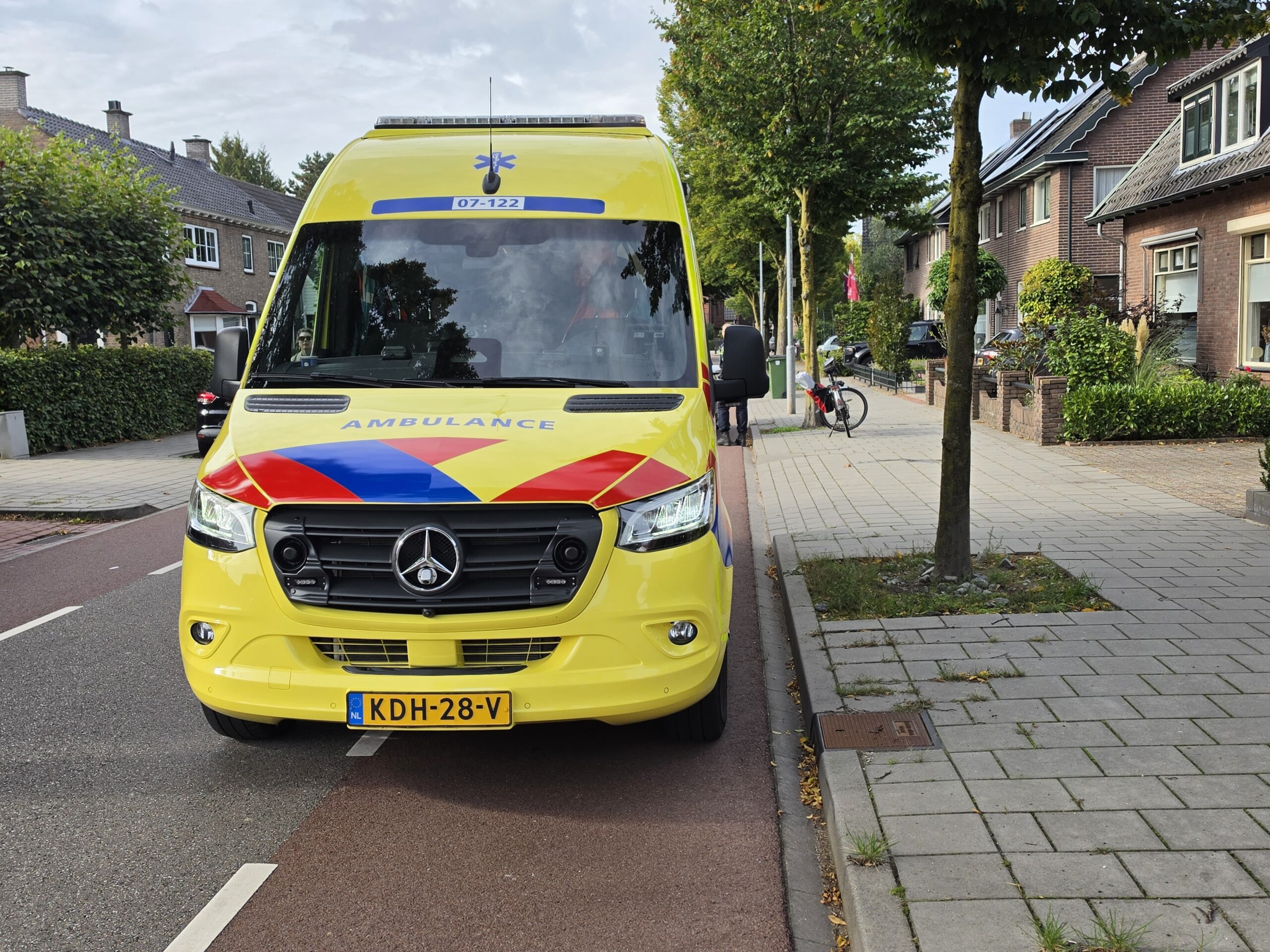 Vrouw valt van fiets, traumateam opgeroepen.