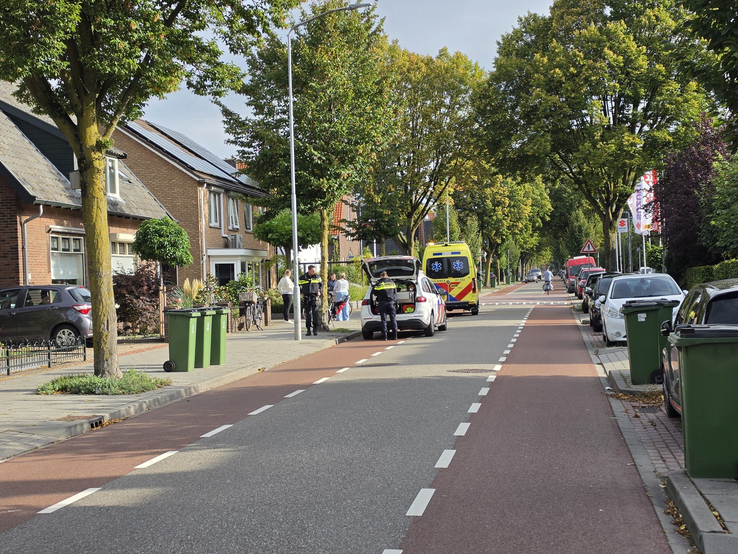 Vrouw valt van fiets, traumateam opgeroepen.