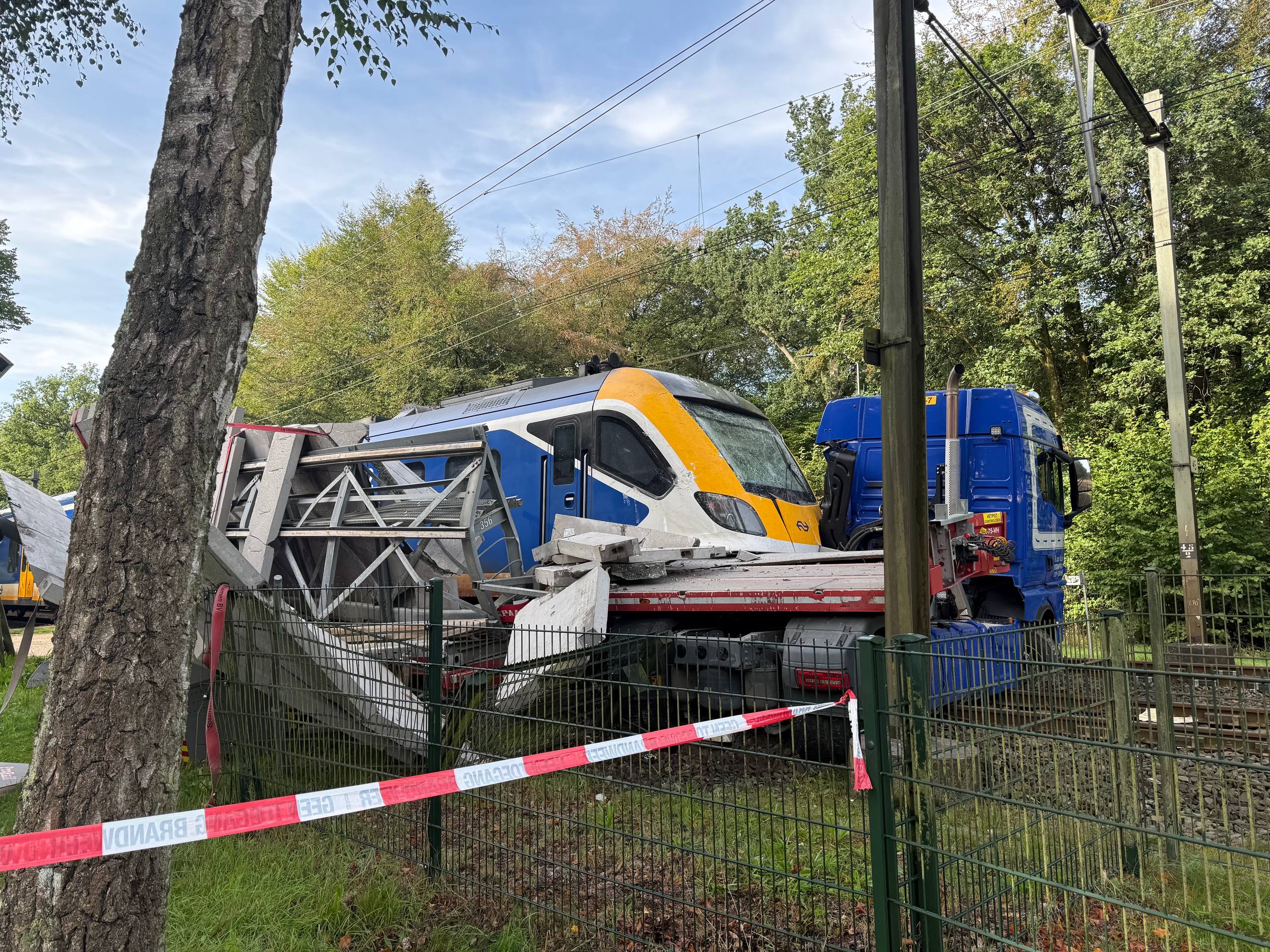 Trein ramt vrachtwagen in Ermelo flinke ravage