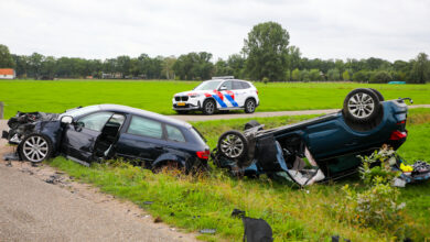 Zware botsing in Klarenbeek auto op de kop in weiland twee gewonden