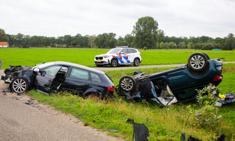 Zware botsing in Klarenbeek auto op de kop in weiland twee gewonden