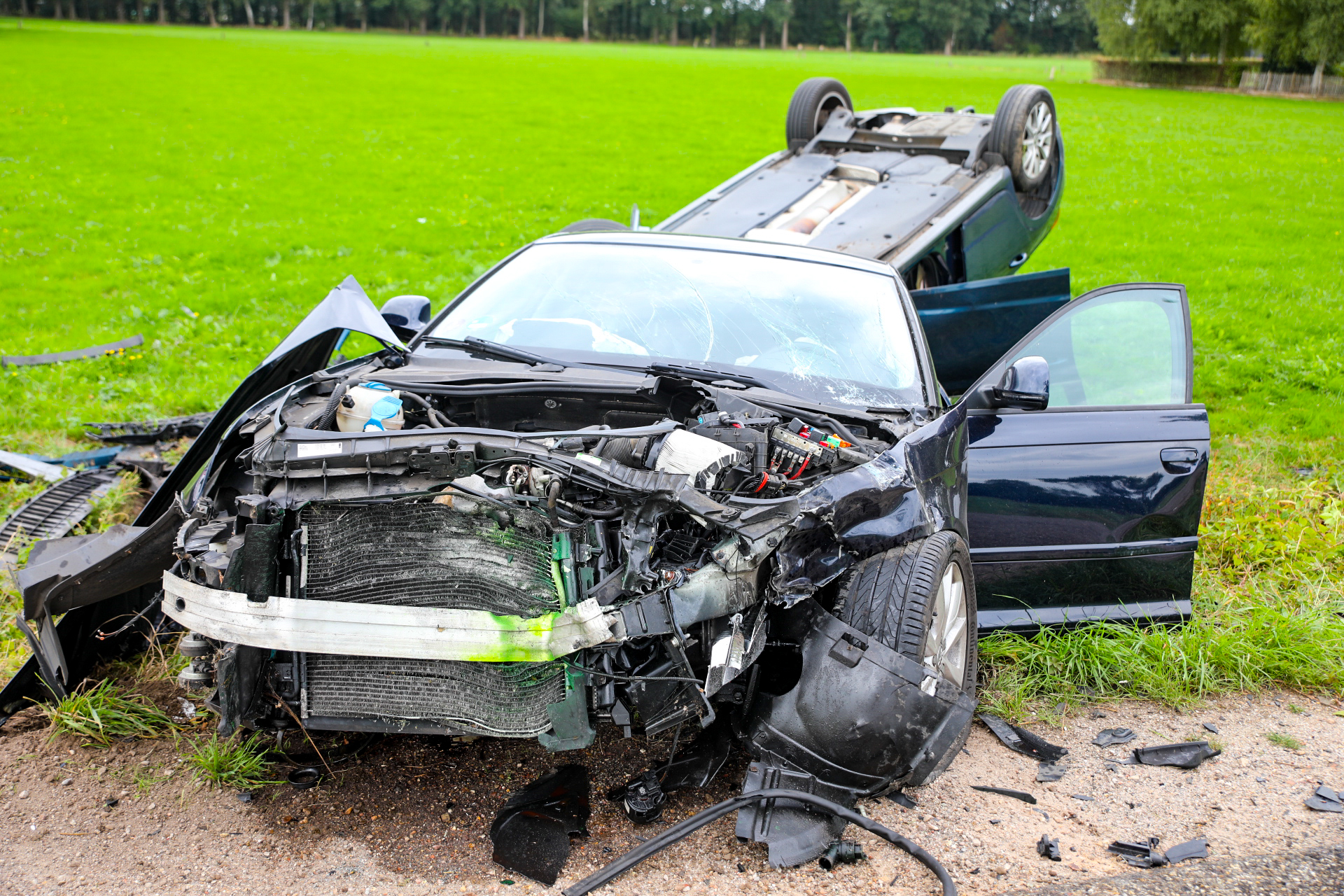 Zware botsing in Klarenbeek auto op de kop in weiland twee gewonden