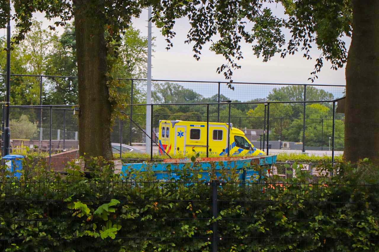 Foto update Man zit al uren boven in zendmast Beek Limburg arrestatieteam aanwezig