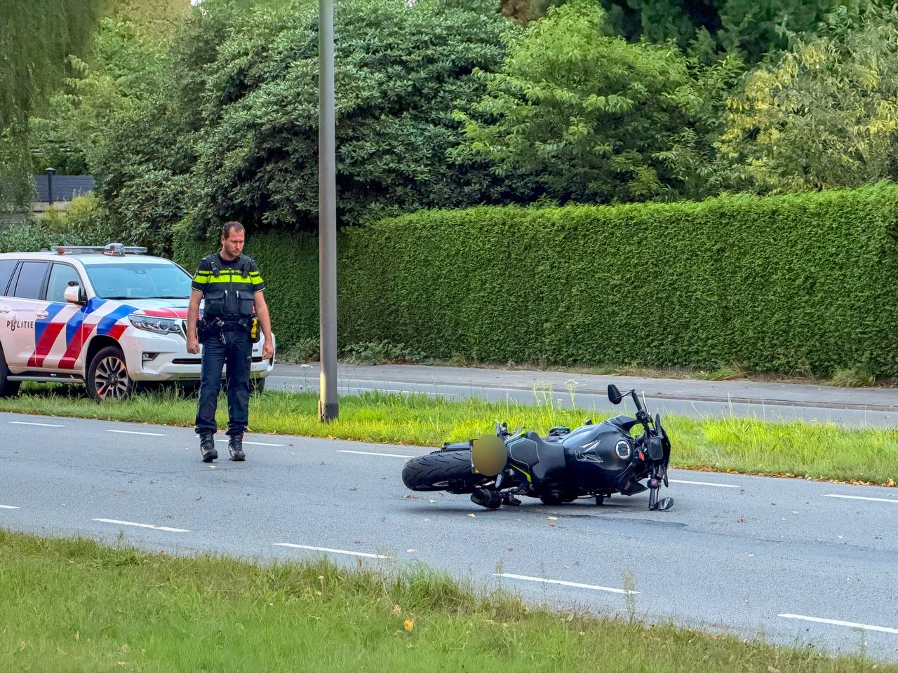 Zwaar ongeval op Hoofdstraat in De Steeg, traumahelikopter opgeroepen