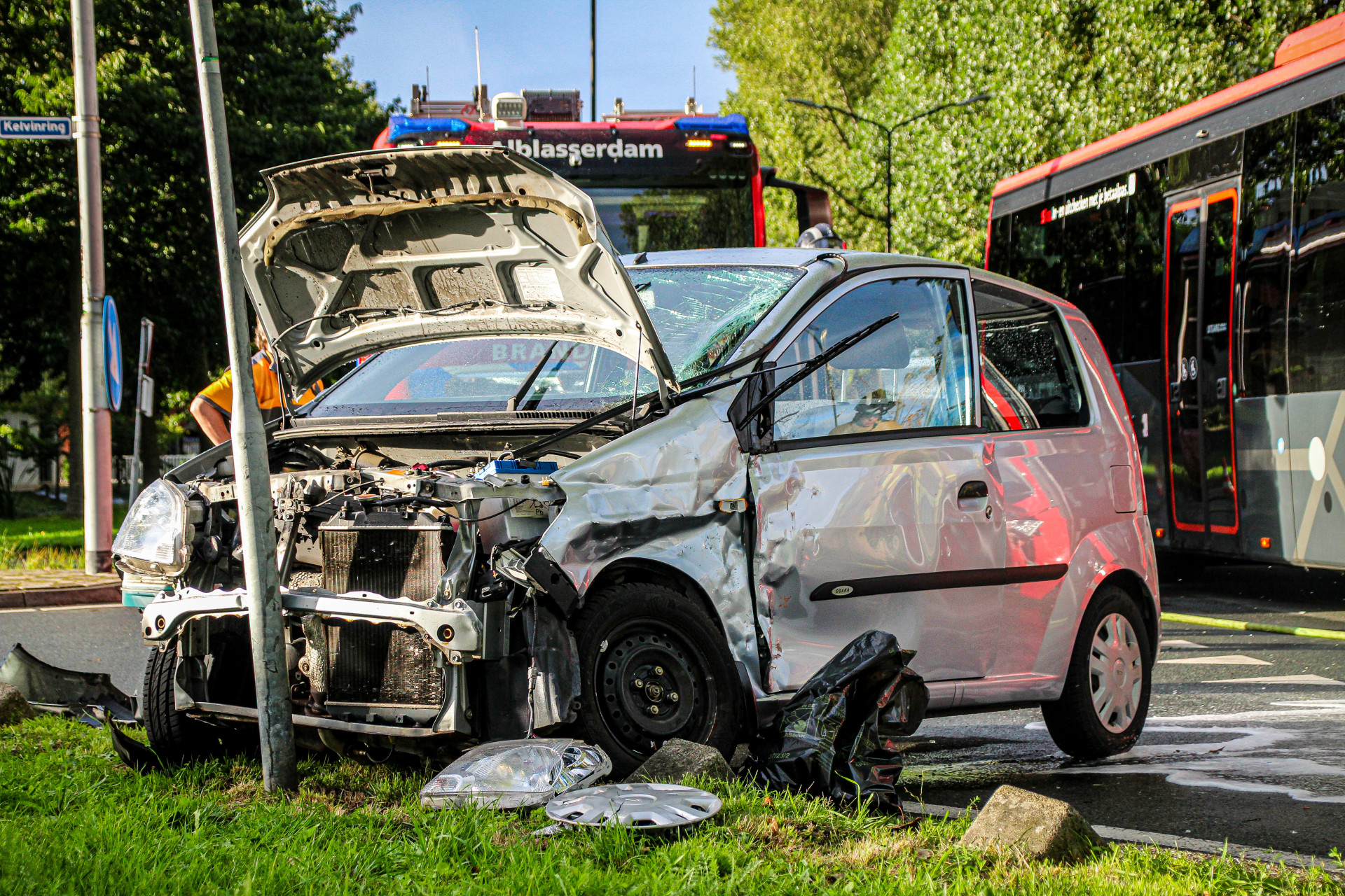 Update: Ongeval tussen bus en auto leidt tot grote schade in Alblasserdam
