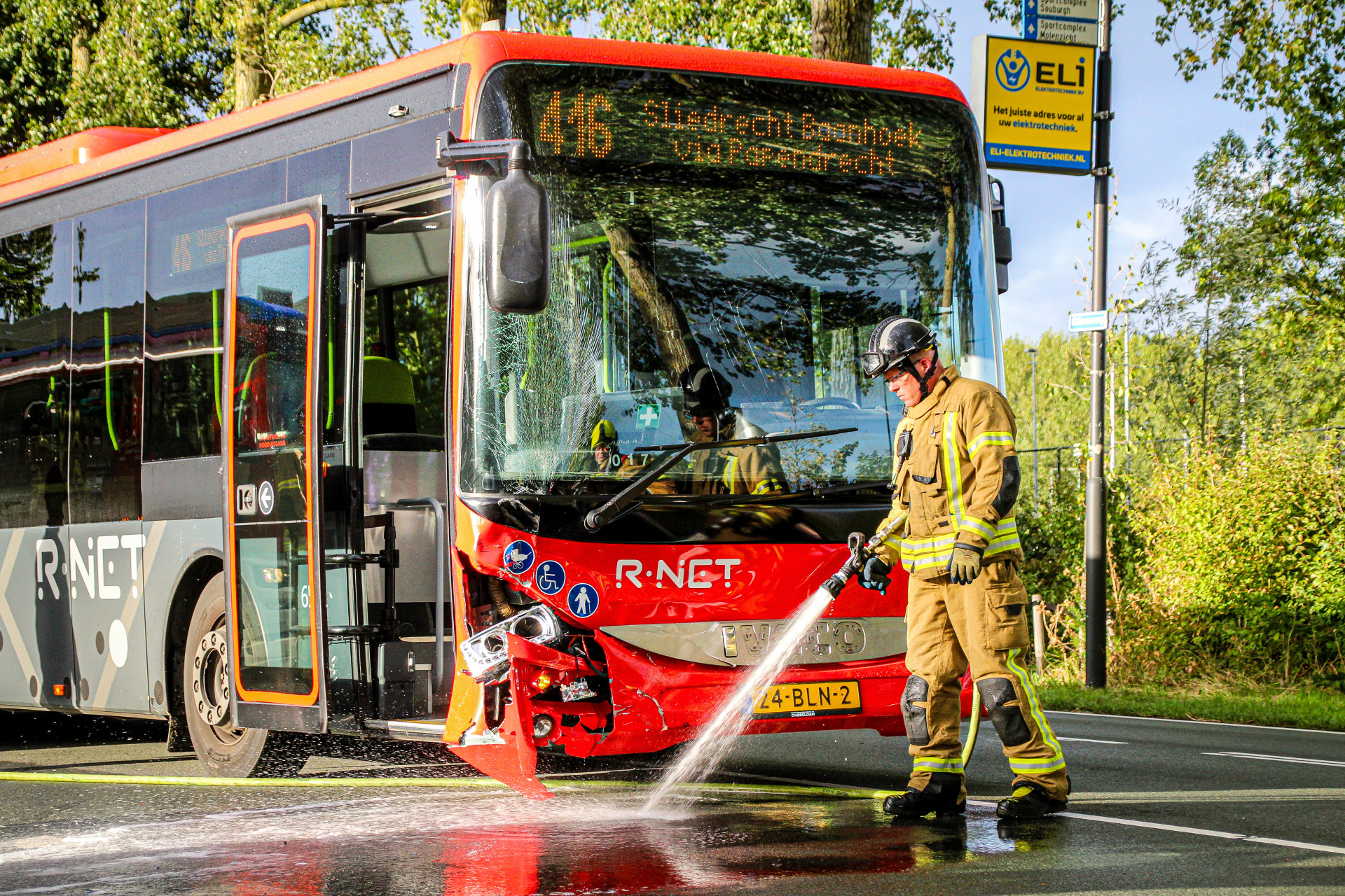 Update: Ongeval tussen bus en auto leidt tot grote schade in Alblasserdam