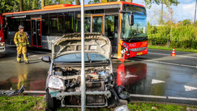Update: Ongeval tussen bus en auto leidt tot grote schade in Alblasserdam