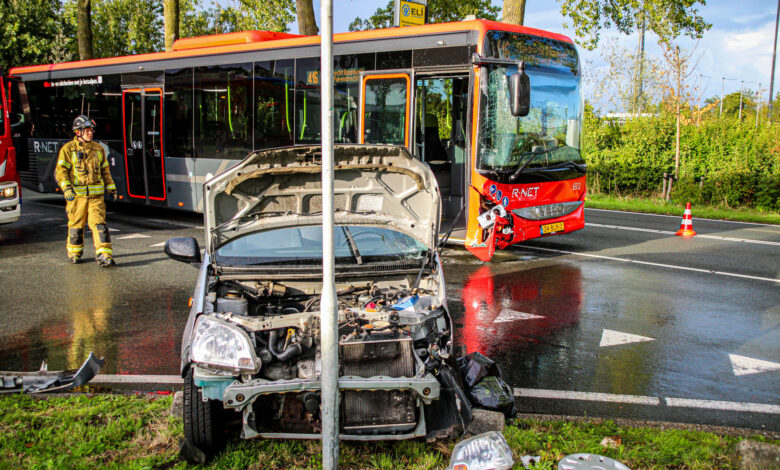 Update: Ongeval tussen bus en auto leidt tot grote schade in Alblasserdam