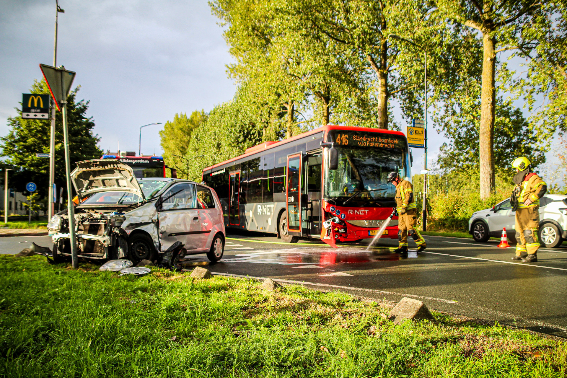 Update: Ongeval tussen bus en auto leidt tot grote schade in Alblasserdam