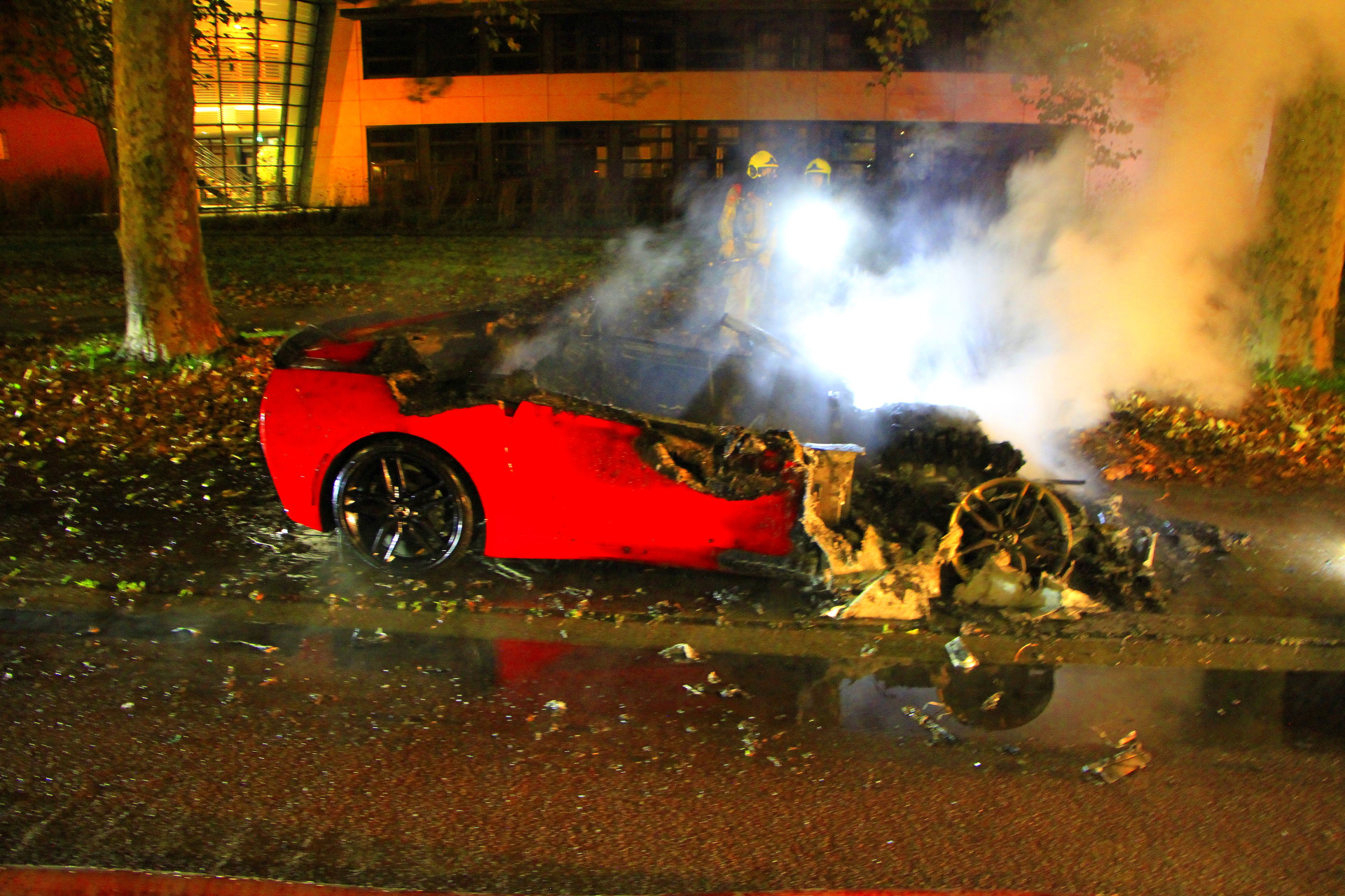 Twee voertuigen in brand gestoken met vermoedelijke brandstichting in Weert