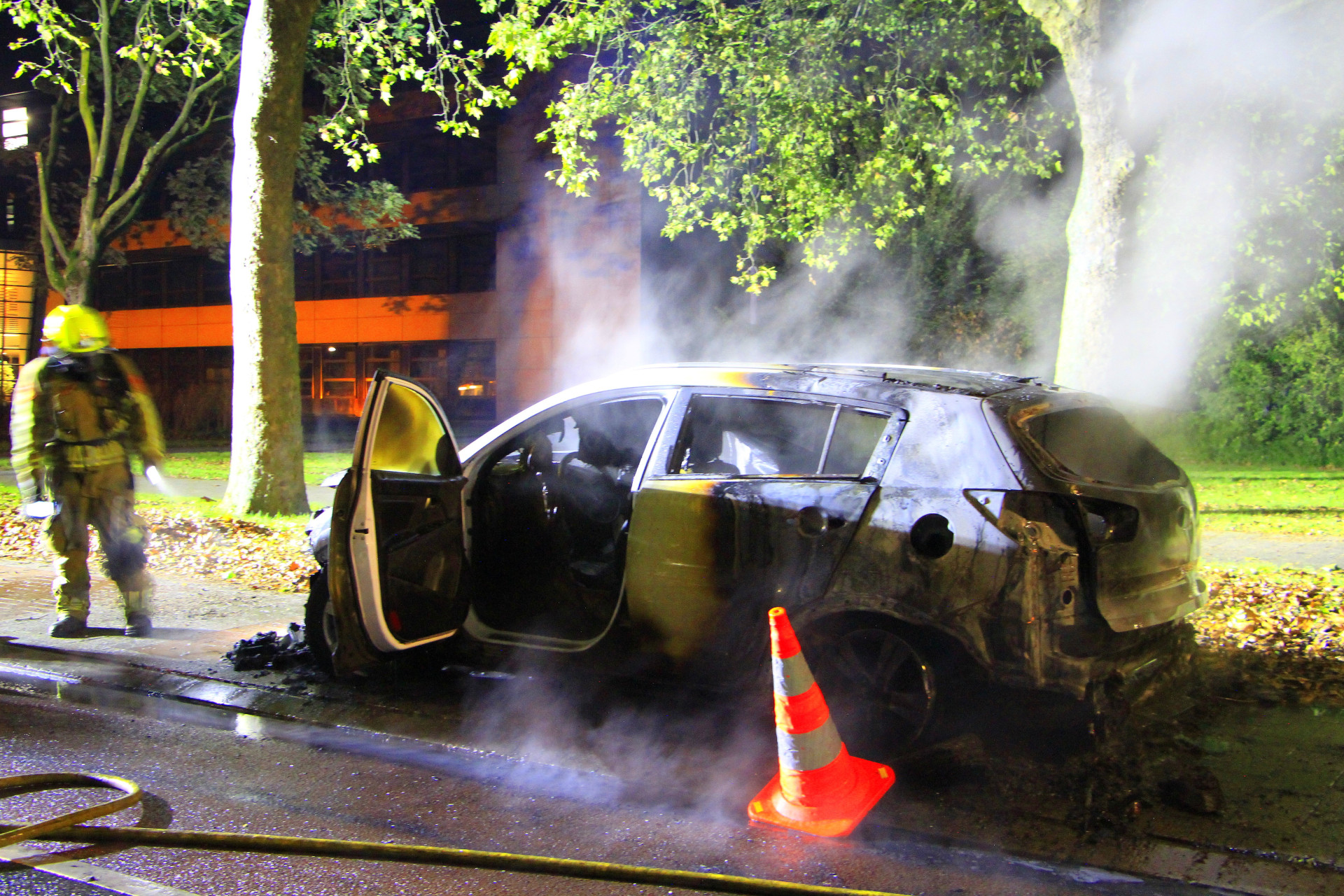 Twee voertuigen in brand gestoken met vermoedelijke brandstichting in Weert