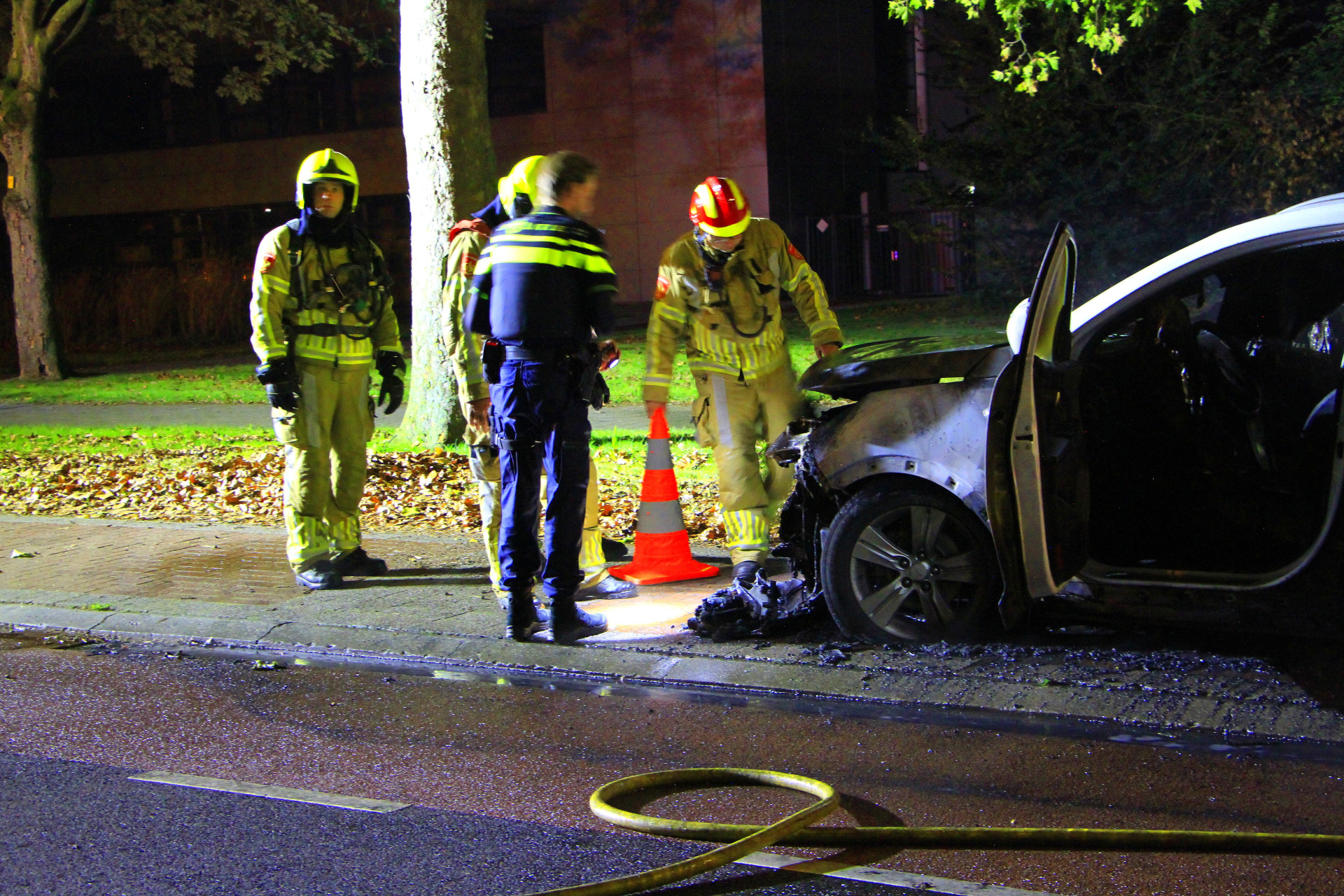 Twee voertuigen in brand gestoken met vermoedelijke brandstichting in Weert