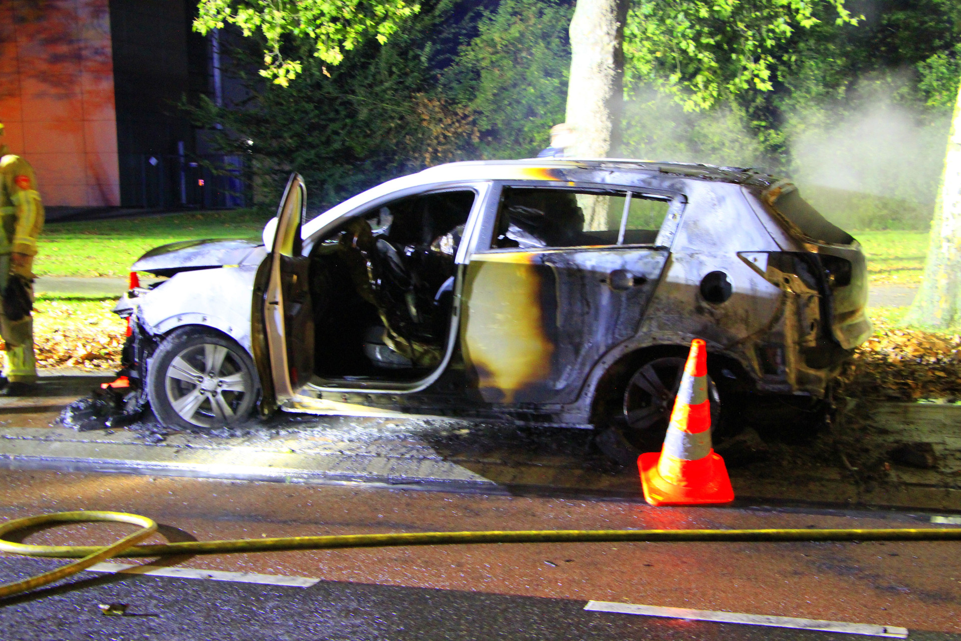 Twee voertuigen in brand gestoken met vermoedelijke brandstichting in Weert