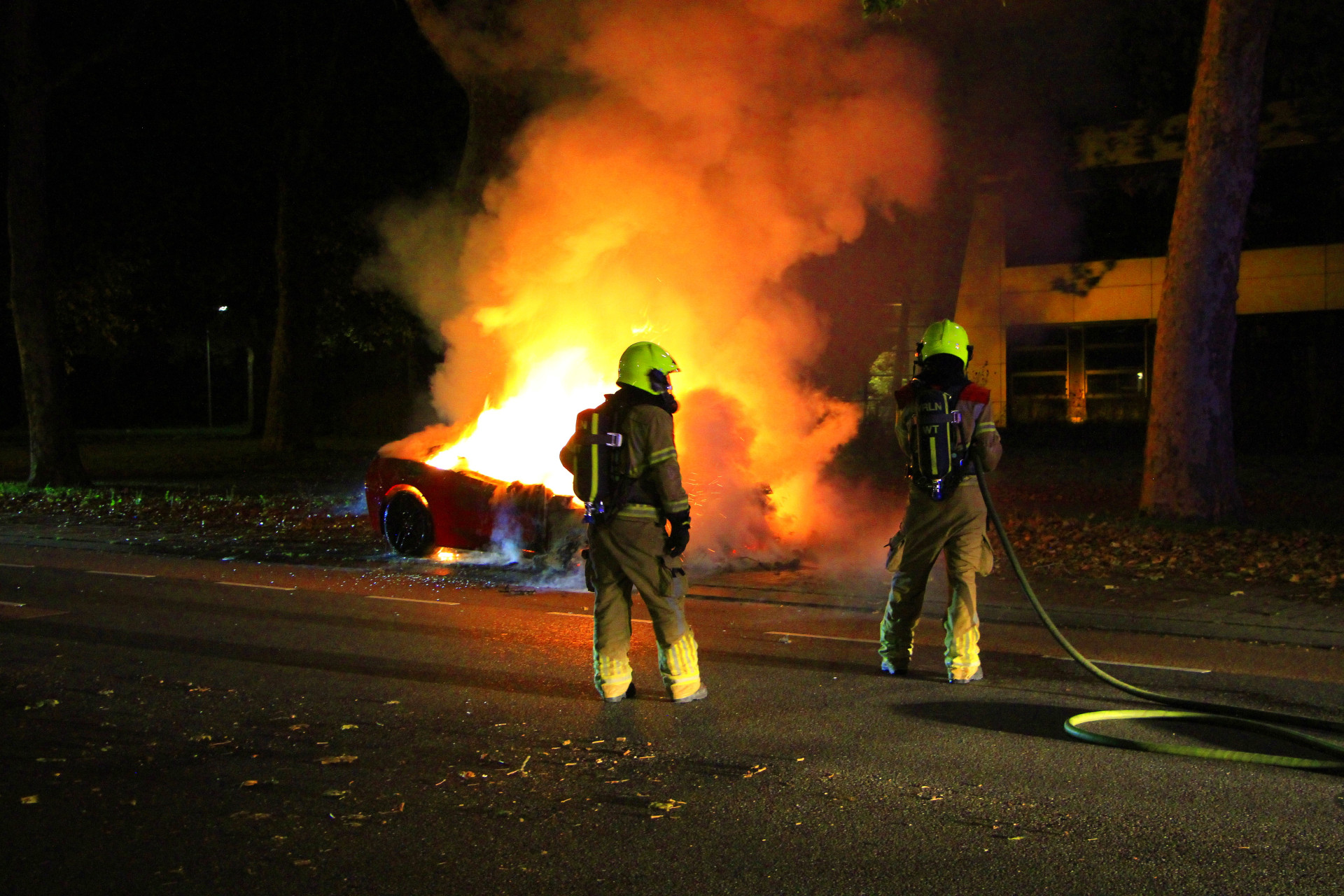 Twee voertuigen in brand gestoken met vermoedelijke brandstichting in Weert
