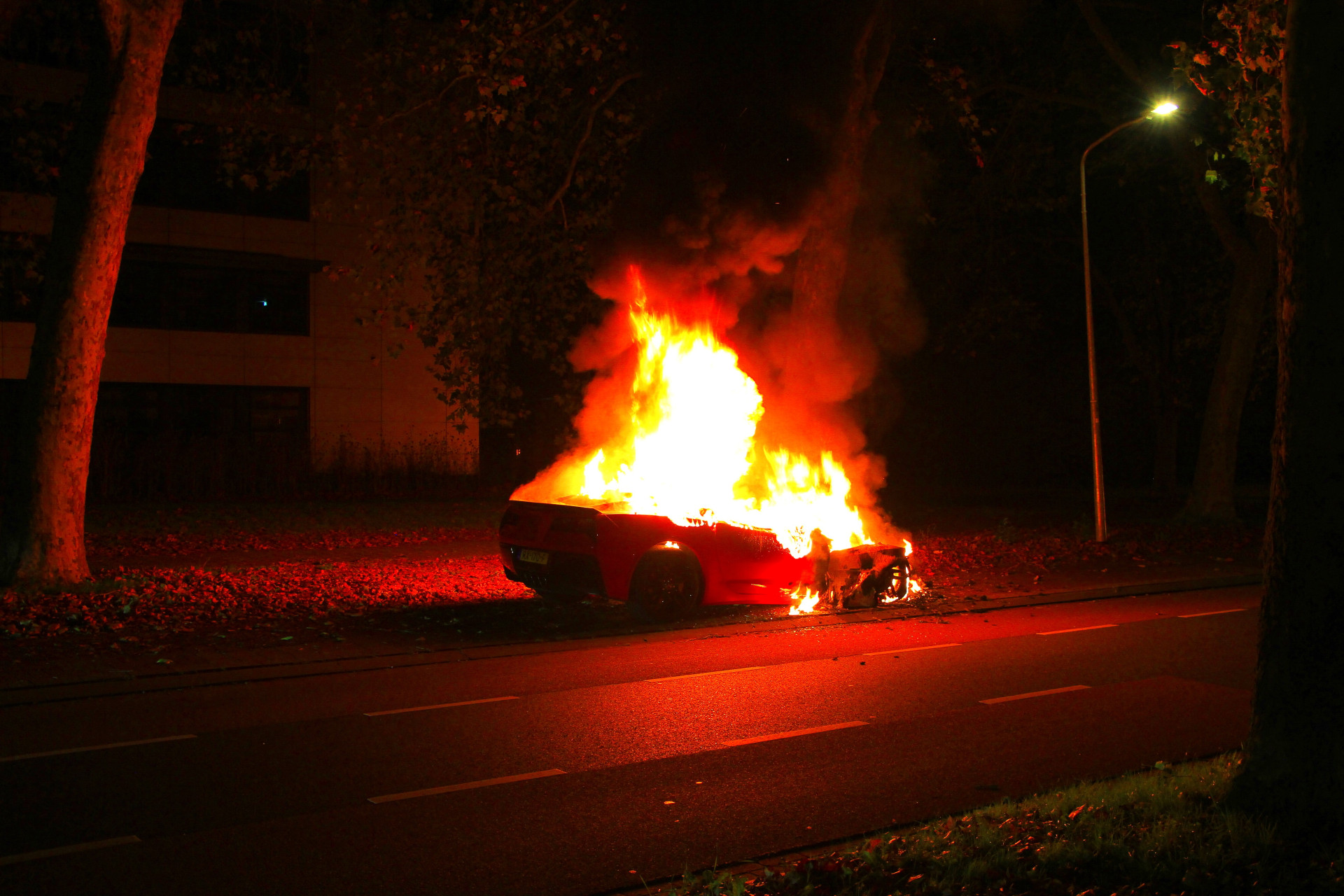Twee voertuigen in brand gestoken met vermoedelijke brandstichting in Weert