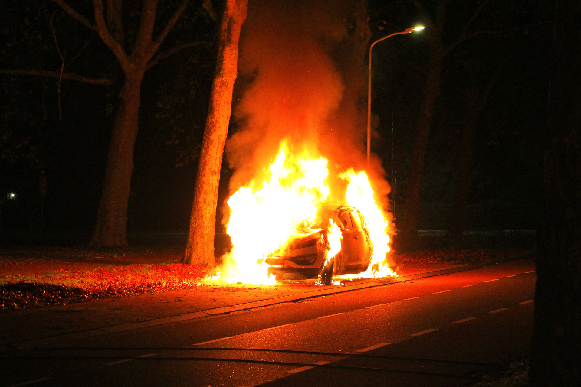 Twee voertuigen in brand gestoken met vermoedelijke brandstichting in Weert