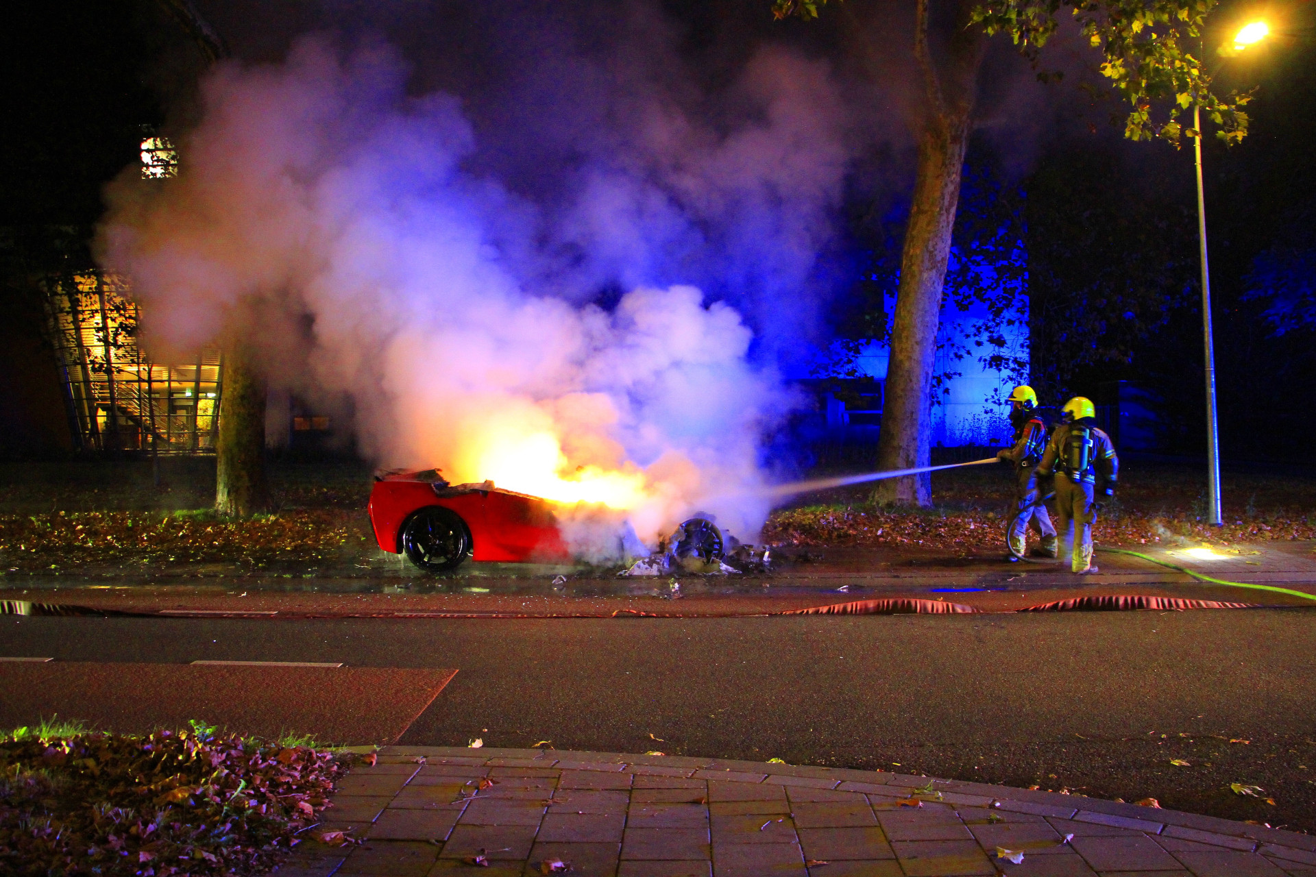 Twee voertuigen in brand gestoken met vermoedelijke brandstichting in Weert
