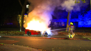 Twee voertuigen in brand gestoken met vermoedelijke brandstichting in Weert